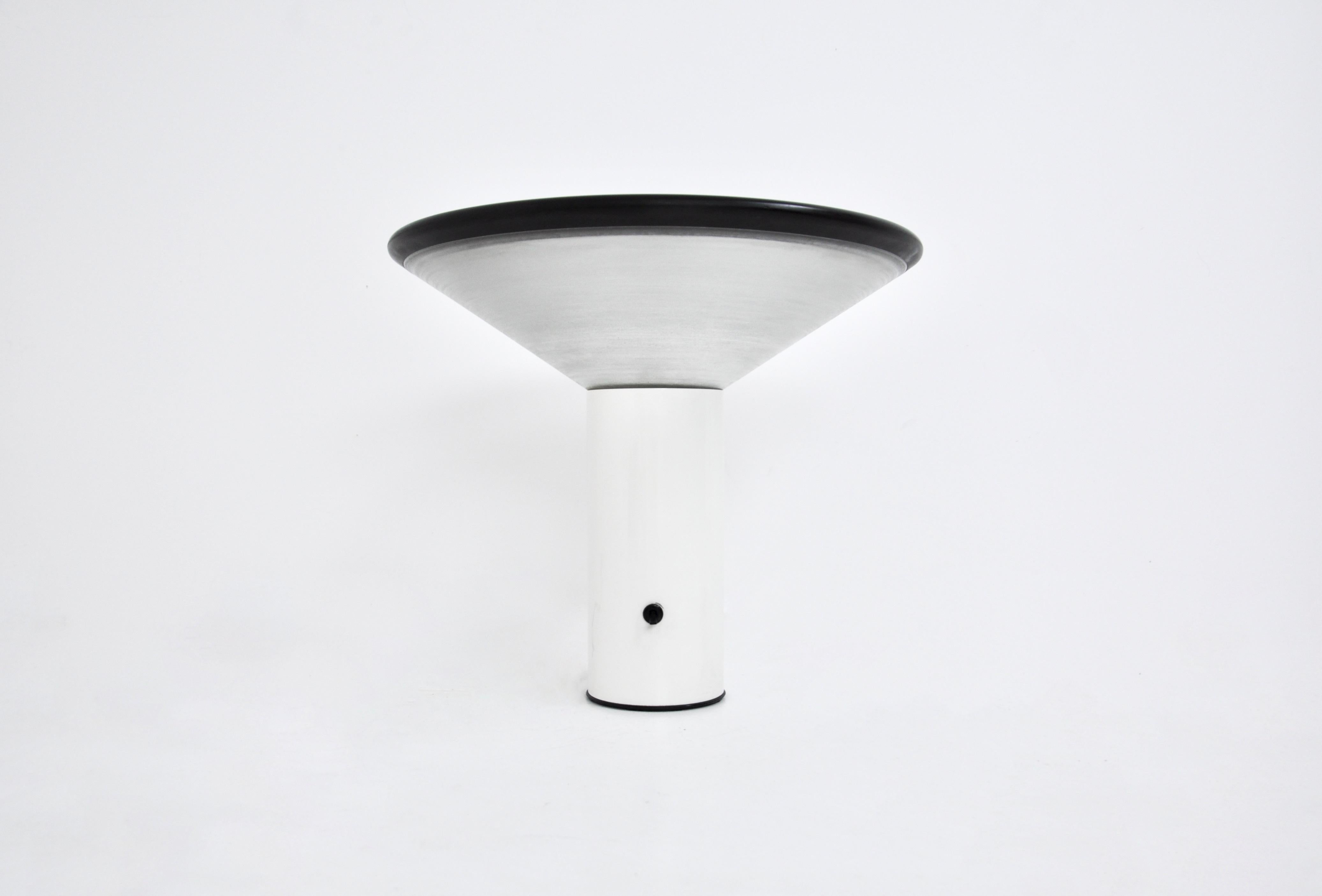 Weiße Lampe aus Metall und Glas, entworfen von Gianfranco Frattini. Unter der Lampe gestempelt (siehe Foto).
Für den Versand, fragen Sie uns für den besten Preis zu erhalten.