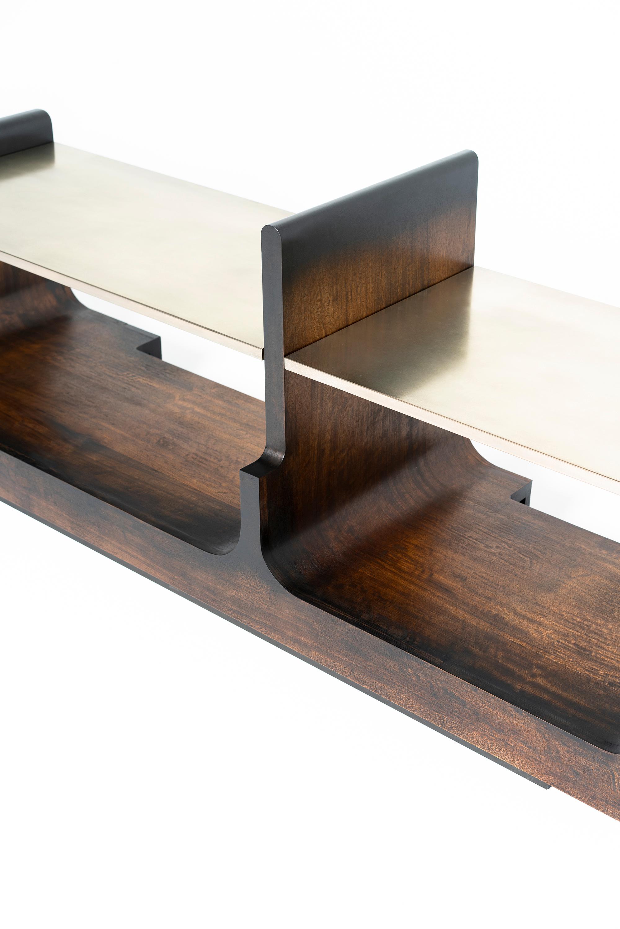 NOAH, modernes maßgeschneidertes Audio-Sideboard aus afrikanischem Nussbaum und Messing, 21. Jahrhundert (Patiniert) im Angebot