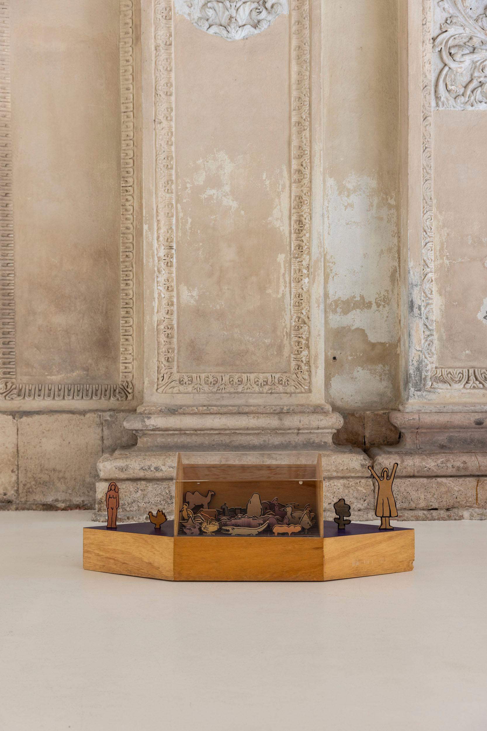 L'Arca di Noè di Ugo Nespolo è una giocosa opera d'arte in edizione limitata composta da 40 elementi in legno e plexiglass. Progettato come un oggetto scomponibile dal fascino interattivo, unisce arte e gioco. Questa edizione, che fa parte di una