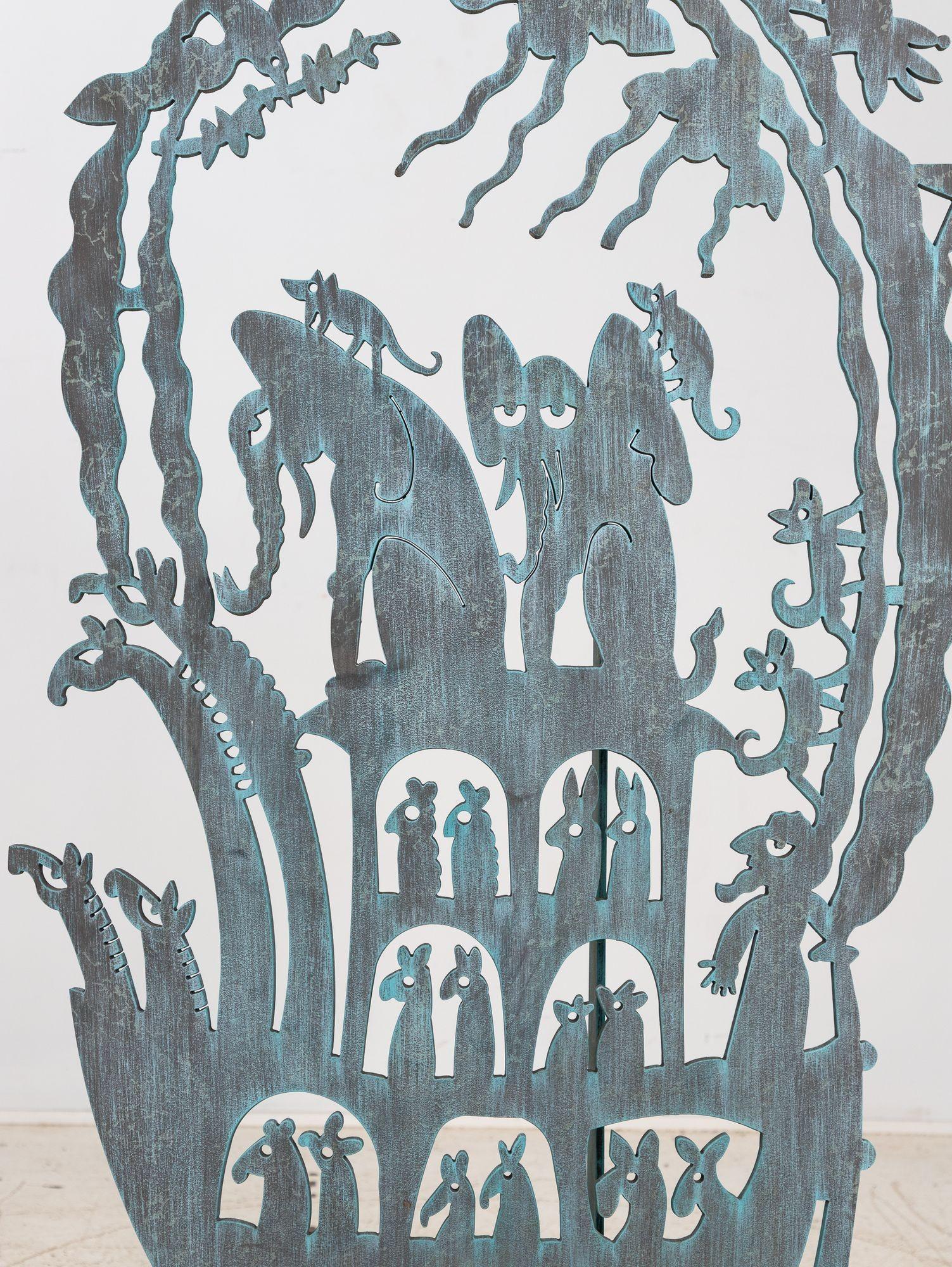 Questa affascinante scultura da giardino fa rivivere la storia dell'Arca di Noè in un acciaio ricco di dettagli con una finitura dipinta di verderame. Un'ondata di tonalità blu-teal ammorbidisce la forma, evocando il mare e il cielo e aggiungendo