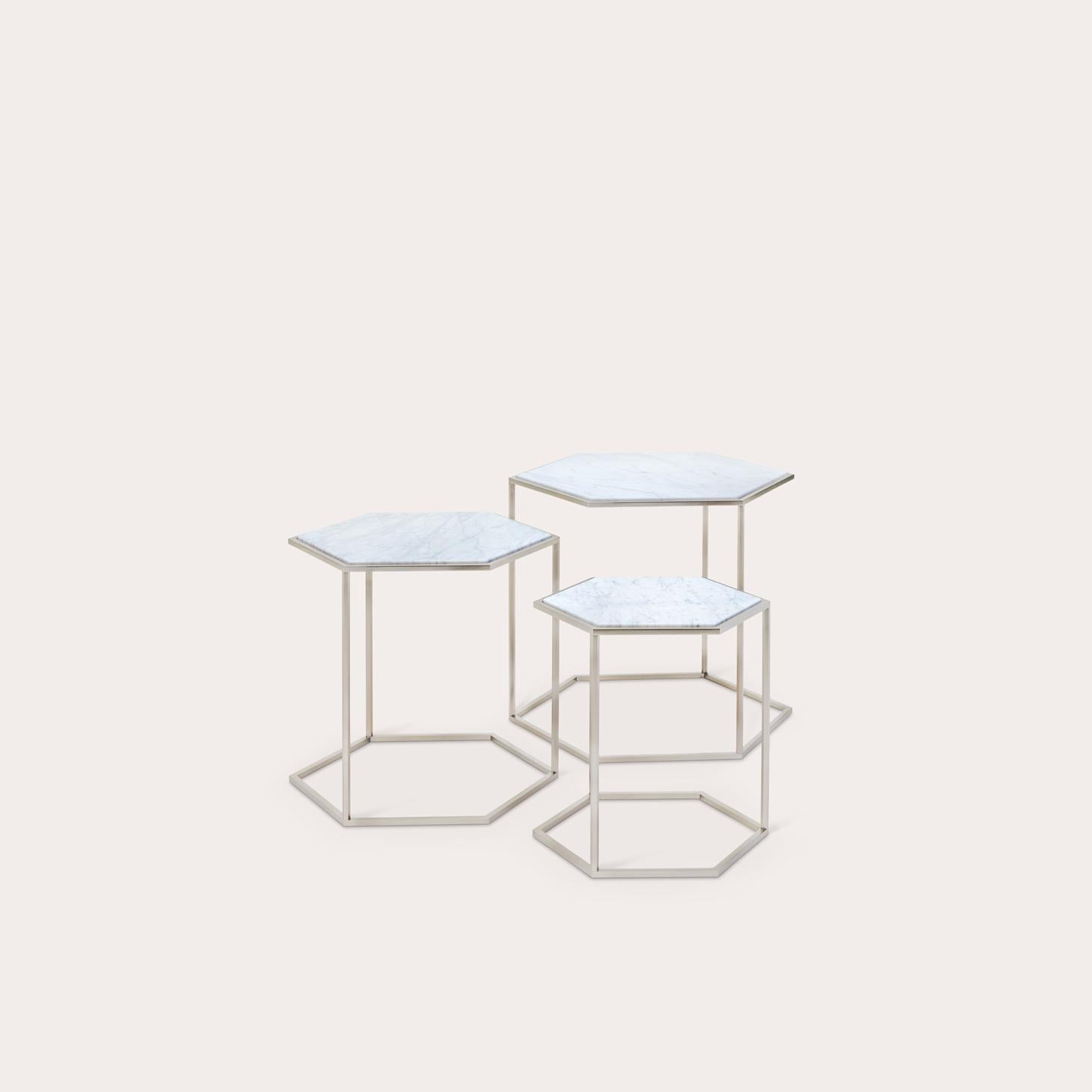 Les tables d'appoint Nob Hill de Yabu Pushelberg reflètent la topographie de la région connue pour sa vue imprenable sur San Francisco. La table, disponible en trois tailles, est également proposée en deux finitions : laiton fumé avec un plateau en