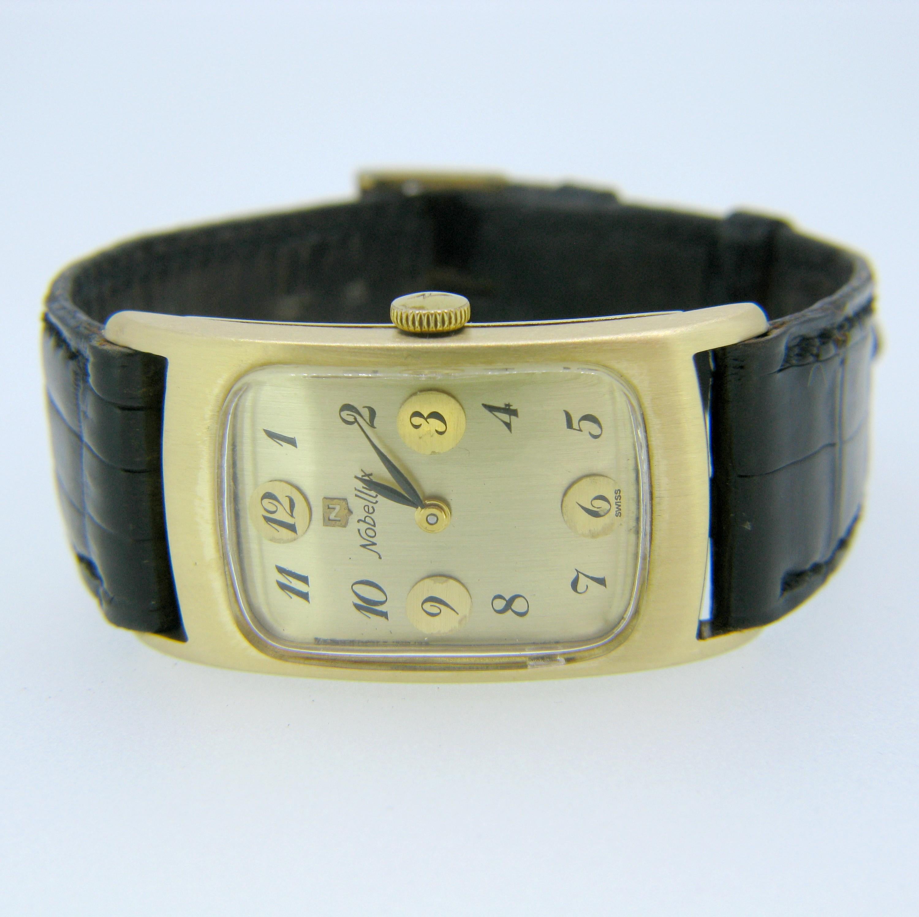 Diese Vintage Art Deco Nobellux Uhr ist in der Schweiz hergestellt  aus 18K Gelbgold (einschließlich Krone und Zifferblatt). Es ist in sehr gutem Zustand und funktioniert perfekt, da es gewartet und vollständig restauriert wurde. Er hat eine hübsche