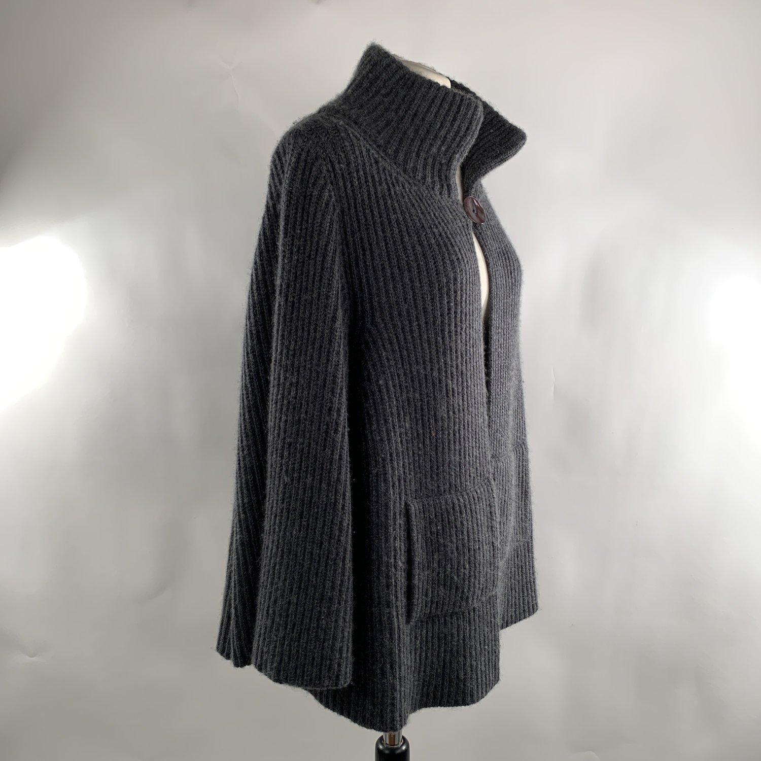 In short Nobili Milano Gray Ribbed Wool Knit Jacket Cardigan.Composition: 54% Cashmere 46% Cotton. Front button closure on the neckline. Long wide sleeve. Size is not indicated. 2 patch pockets on the front. Estimated size is a MEDIUM Size Details