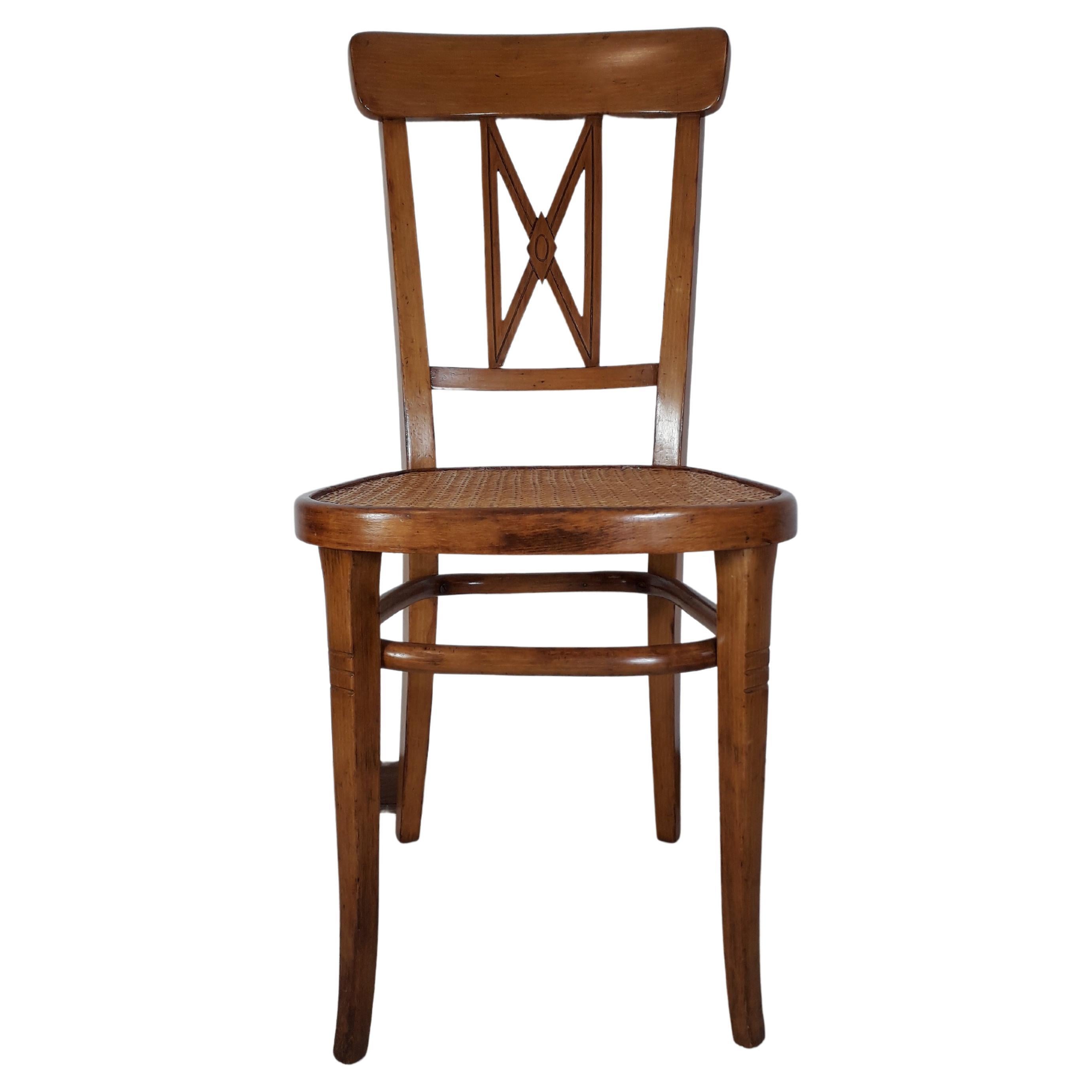 Rare chaise de la Wiener Werkstaette considérée comme le prototype des variantes successives du Design par l'architecte. Gustav Sigel. Les sections rectangulaires et les motifs géométriques du dossier sont caractéristiques.
Ce modèle est en hêtre