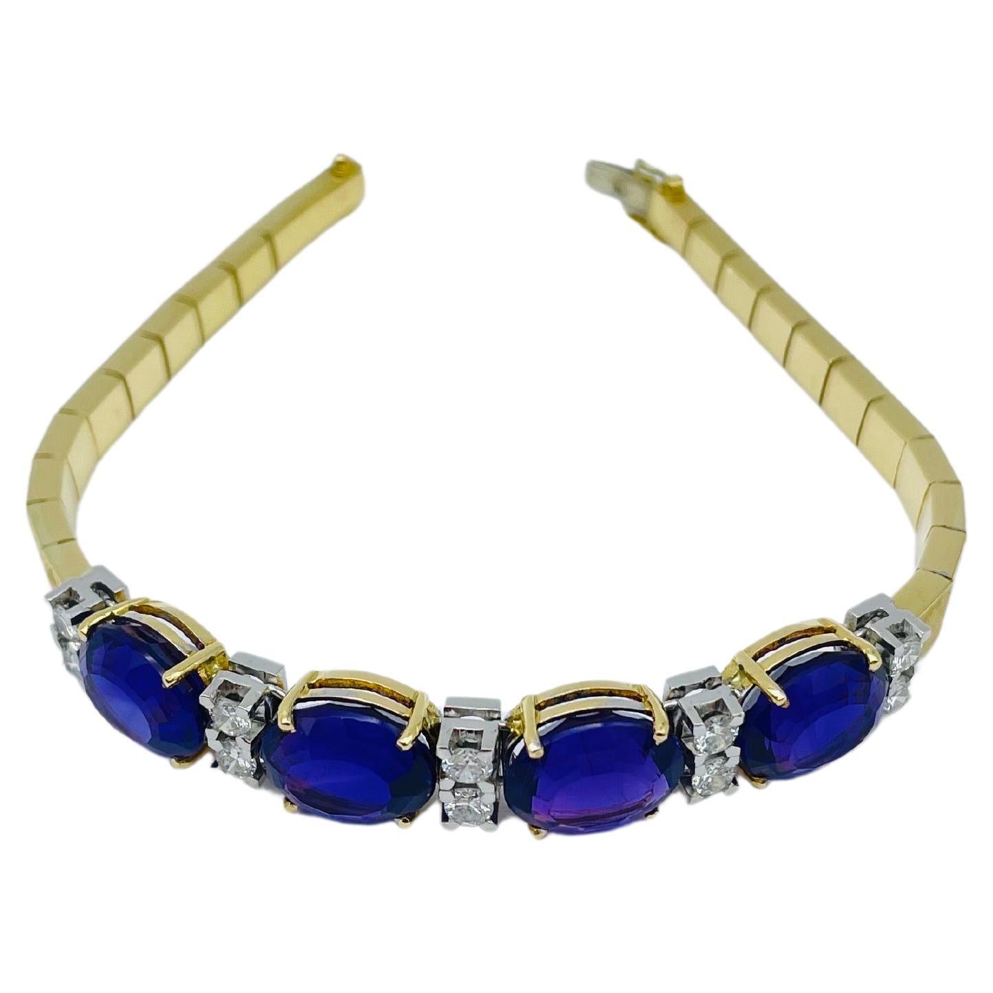 Ce superbe bracelet en améthyste et diamants est une véritable incarnation de l'élégance et du luxe. Réalisé en or jaune et en or blanc 18k, ce bracelet présente 4 améthystes ovales à facettes, chacune mesurant 10,8 x 8,8 mm, et 10 diamants