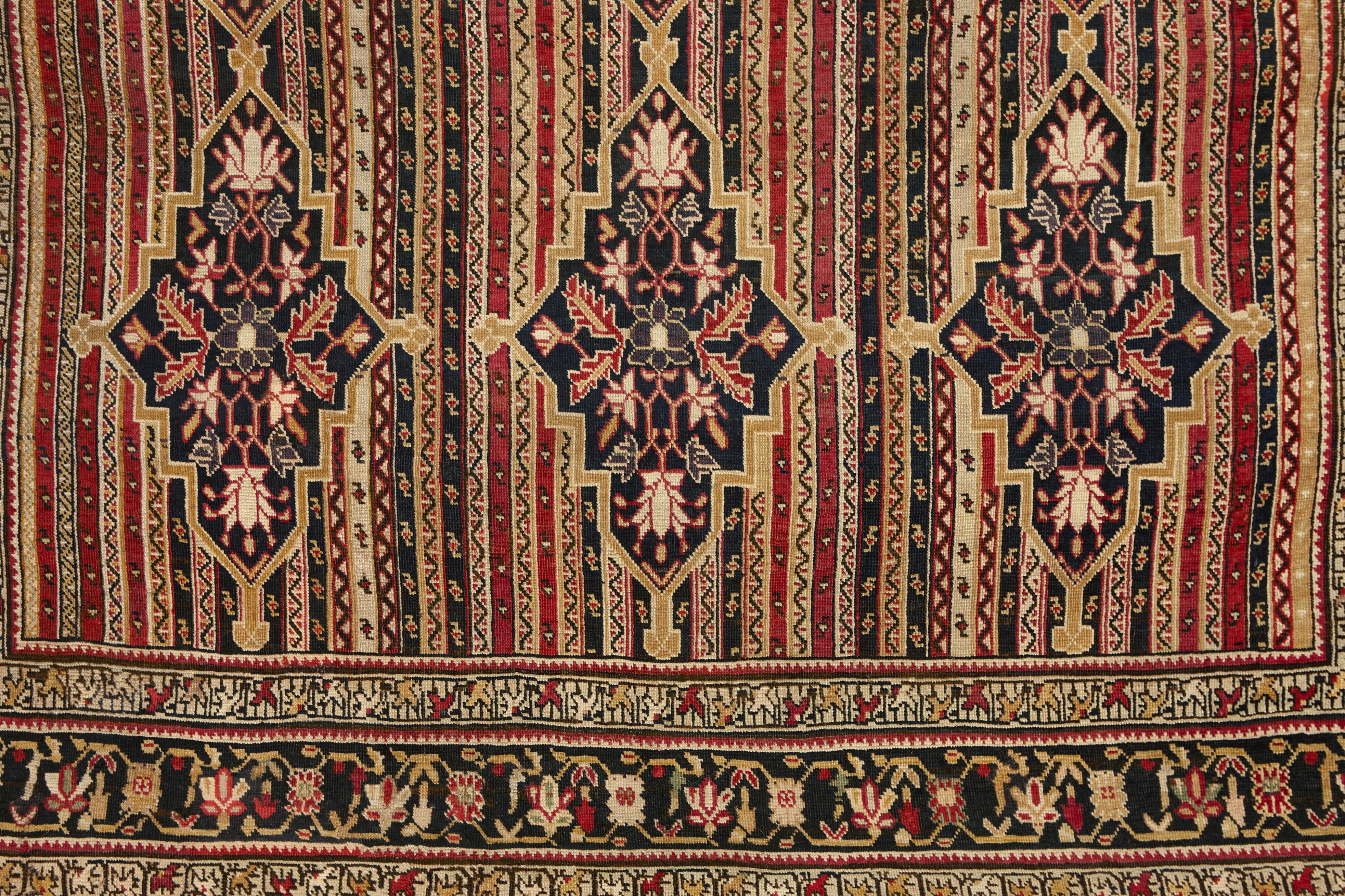 Edler antiker Karabagh Gallery-Teppich im Zustand „Hervorragend“ im Angebot in Beirut, LB