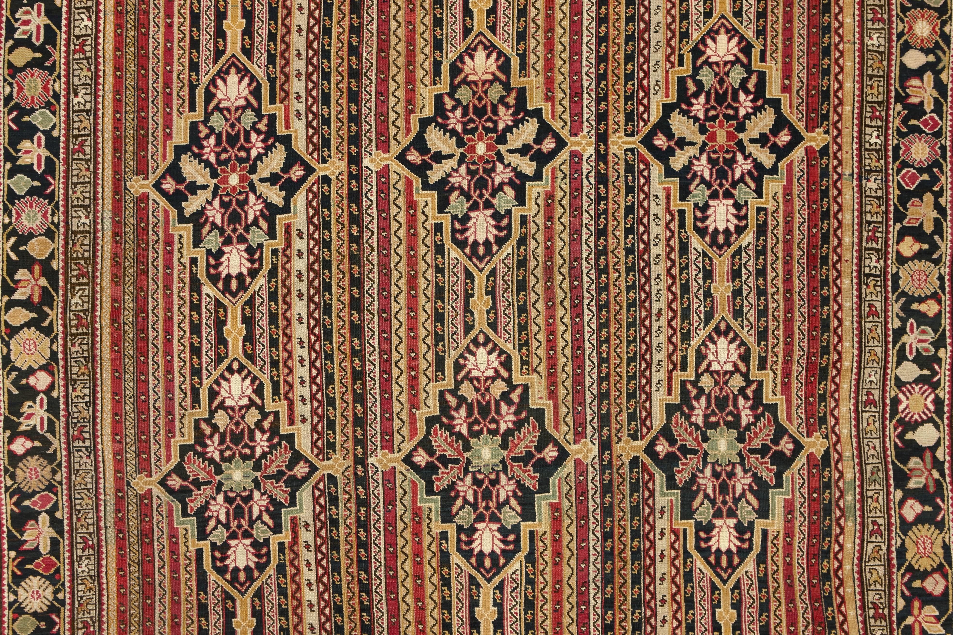 Edler antiker Karabagh Gallery-Teppich (Wolle) im Angebot