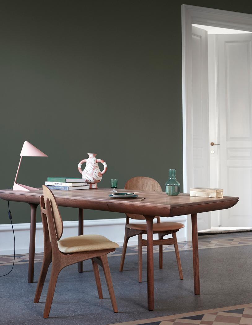 Chaise Noble en hêtre laqué noir et rouge brique par Warm Nordic en vente 5