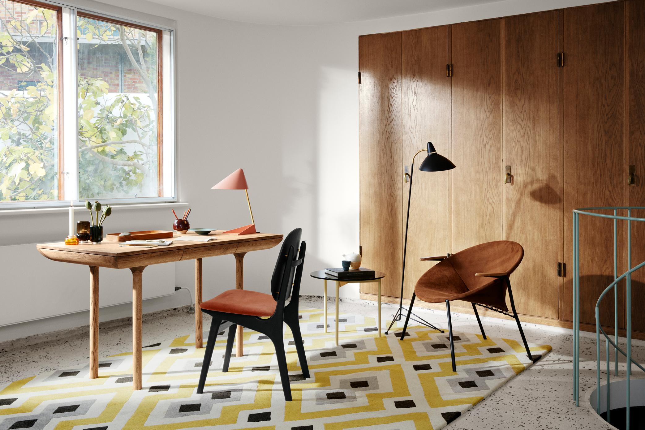 Chaise Noble en hêtre laqué noir et rouge brique par Warm Nordic Neuf - En vente à Geneve, CH