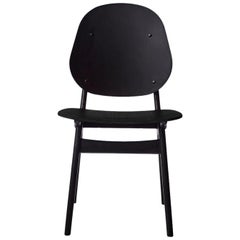 Chaise Noble en hêtre laqué noir par Warm Nordic