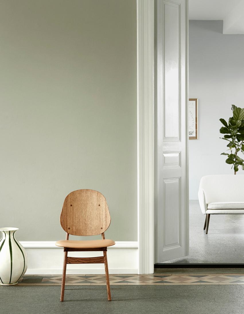 Noble Chair aus weißer geölter Eiche und Kamel von Warm Nordic (21. Jahrhundert und zeitgenössisch) im Angebot