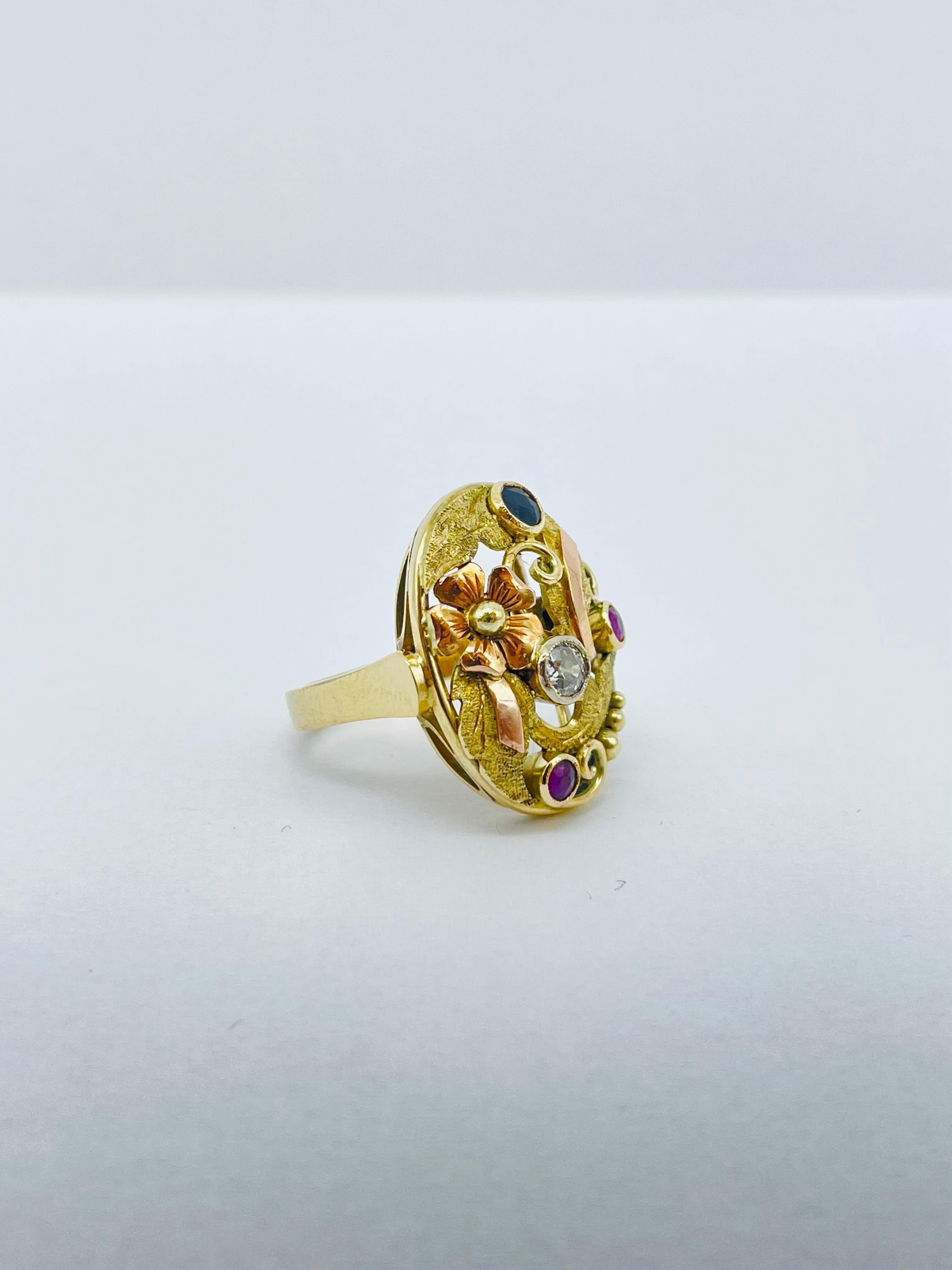 This noble cocktail ring is truly a work of art. Crafted with intricate detail and skill, it features a luxurious combination of yellow and red gold in the setting. At its center sits a stunning 0.2 ct old-cut diamond, which catches the light