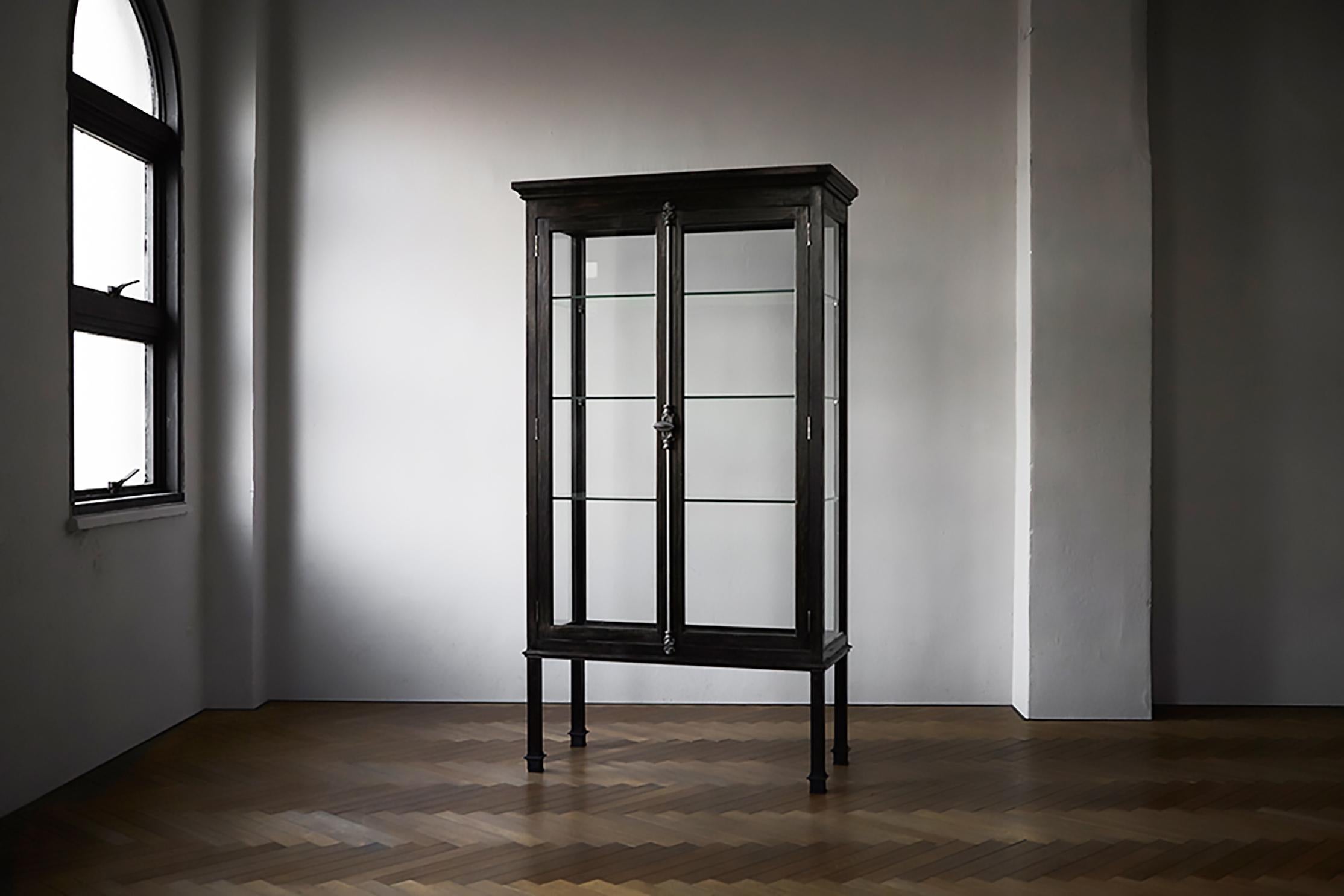 Abbiamo ripensato il design dello scaffale kevint standard e gli abbiamo dato un tocco moderno. La parola 