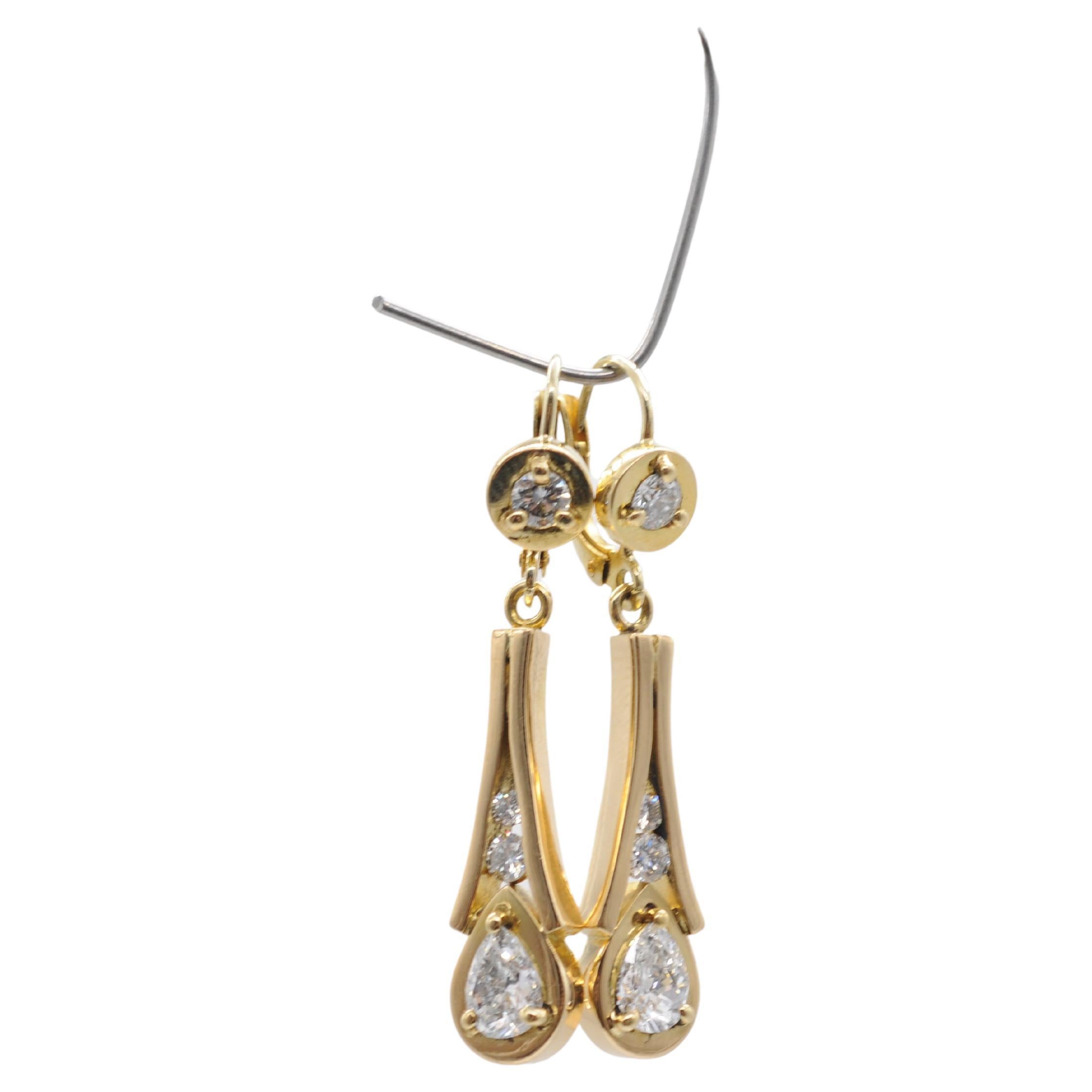 Noble Earrings with pear cut diamond in 18 yellow gold In Good Condition For Sale In Berlin, BE
