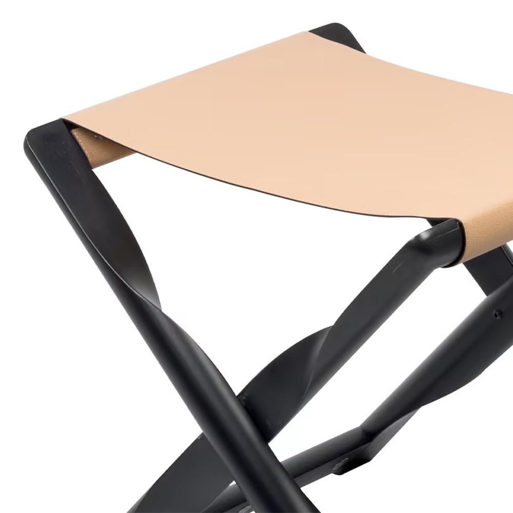 Tabouret Noble Pliant avec base pliante en chêne massif teinté
finition noircie. Avec siège en cuir véritable en finition beige.
Également disponible avec d'autres finitions de couleurs de cuir, sur demande.