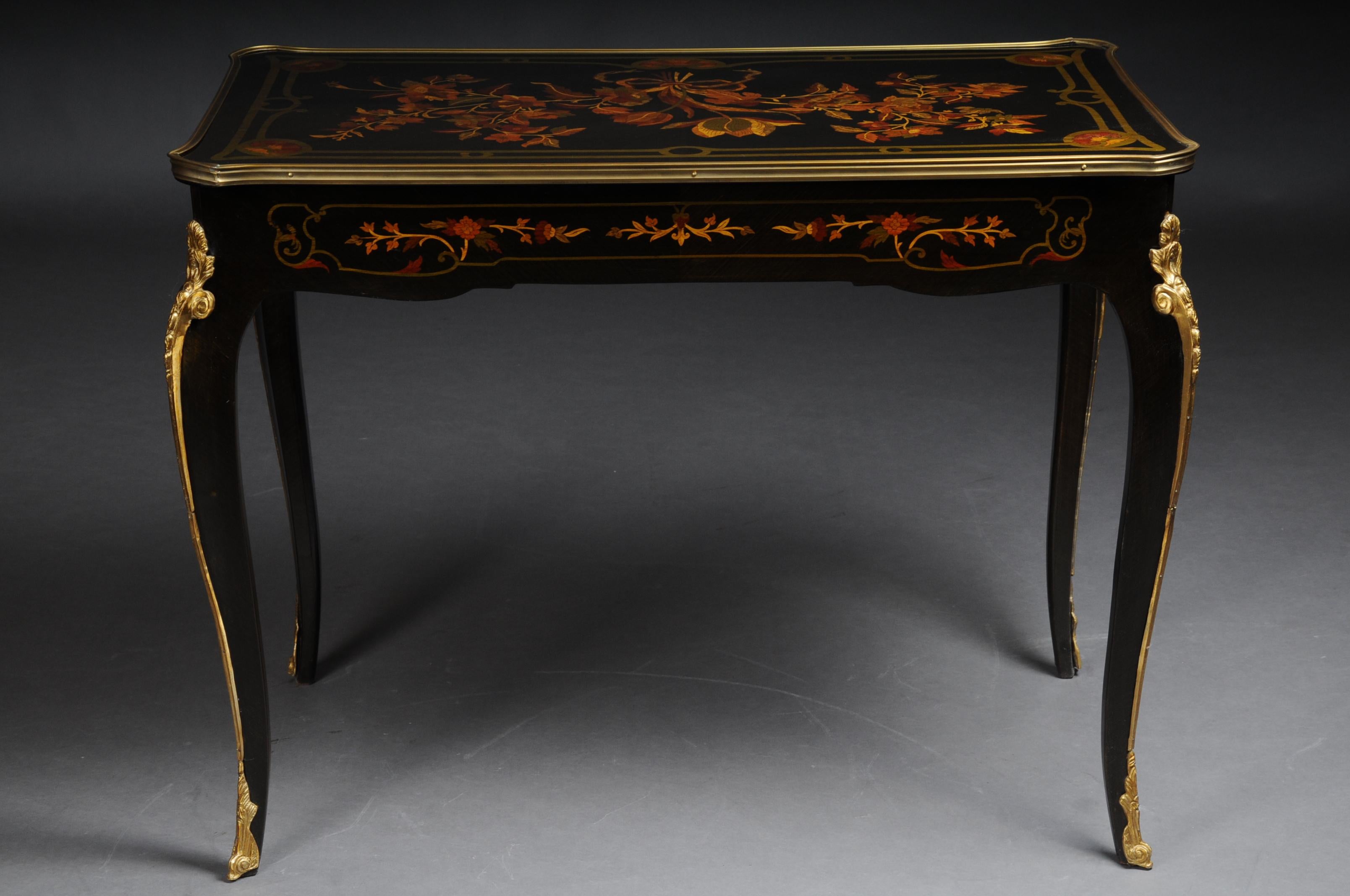 Noble ladies desk / table in Louis Quinze style, black

Inlays on solid softwood. Ending high, curved square legs in sabots. Slightly overhanging, framed in wide, matching profiles, tabletop with inset filigree maple inlays. Full-surface mirrored