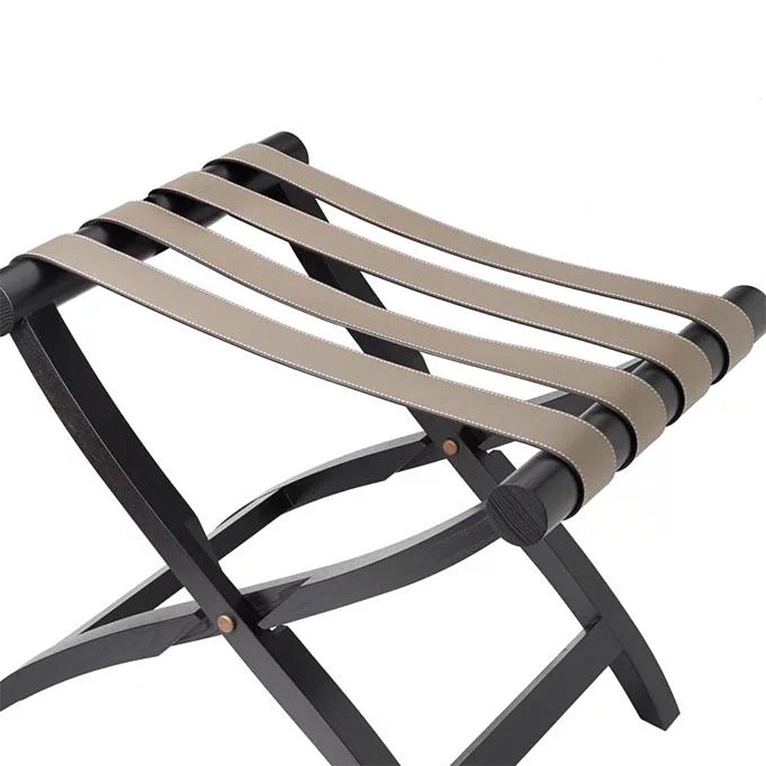 Luggage rack noble with folding solid oak
wood base structure in black finish. With 4
genuine leather stripes in beige finish. With
brass hardware details.
Also available in natural oak finish or in walnut
finish, on request.