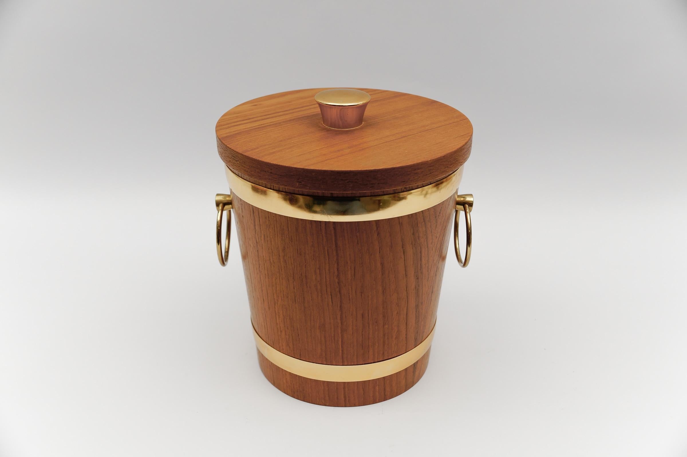 Raffreddatore per vino Noble Mid-Century Modern in teak e ottone, anni '60, Scandinavia

Molto elegante. L'impiallacciatura in teak è in ottime condizioni, gli anelli in ottone presentano lievi segni di usura. 