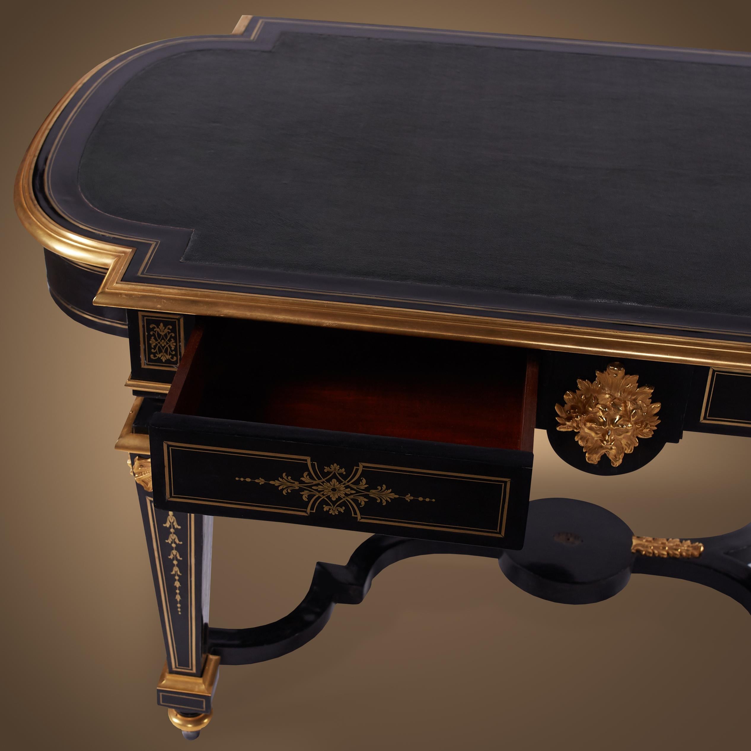 Noble table ancienne Napoléon III en ébène français laqué en vente 4