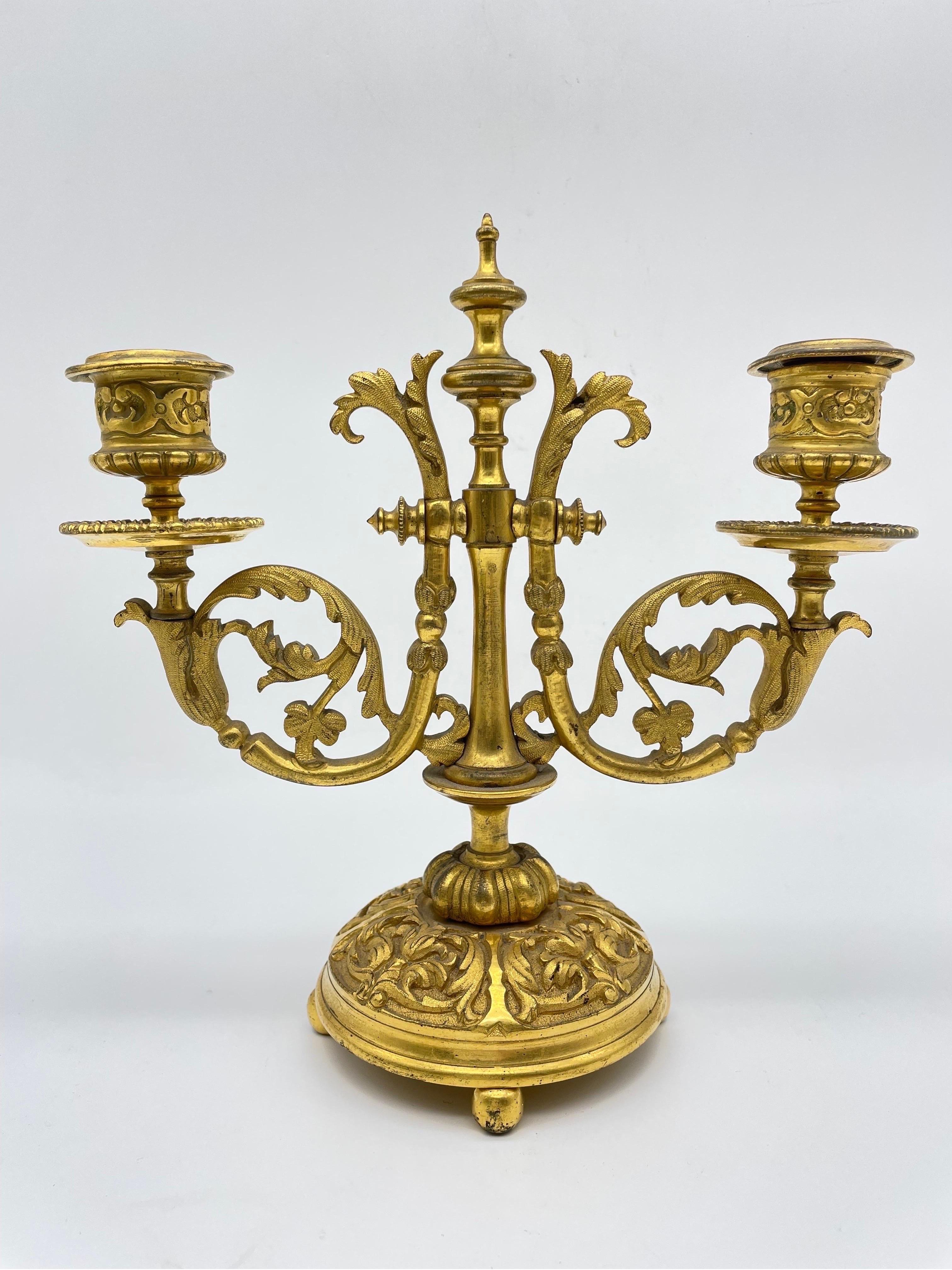 Edler neoklassizistischer Kerzenhalter, vergoldete Bronze, um 1900

Zweiarmiger Kerzenleuchter, massive Bronze, fein ziseliert und vergoldet. Sehr hohe Verarbeitungsqualität. Gewölbter Sockel auf vier Kugelfüßen. Stark gebogene leichte