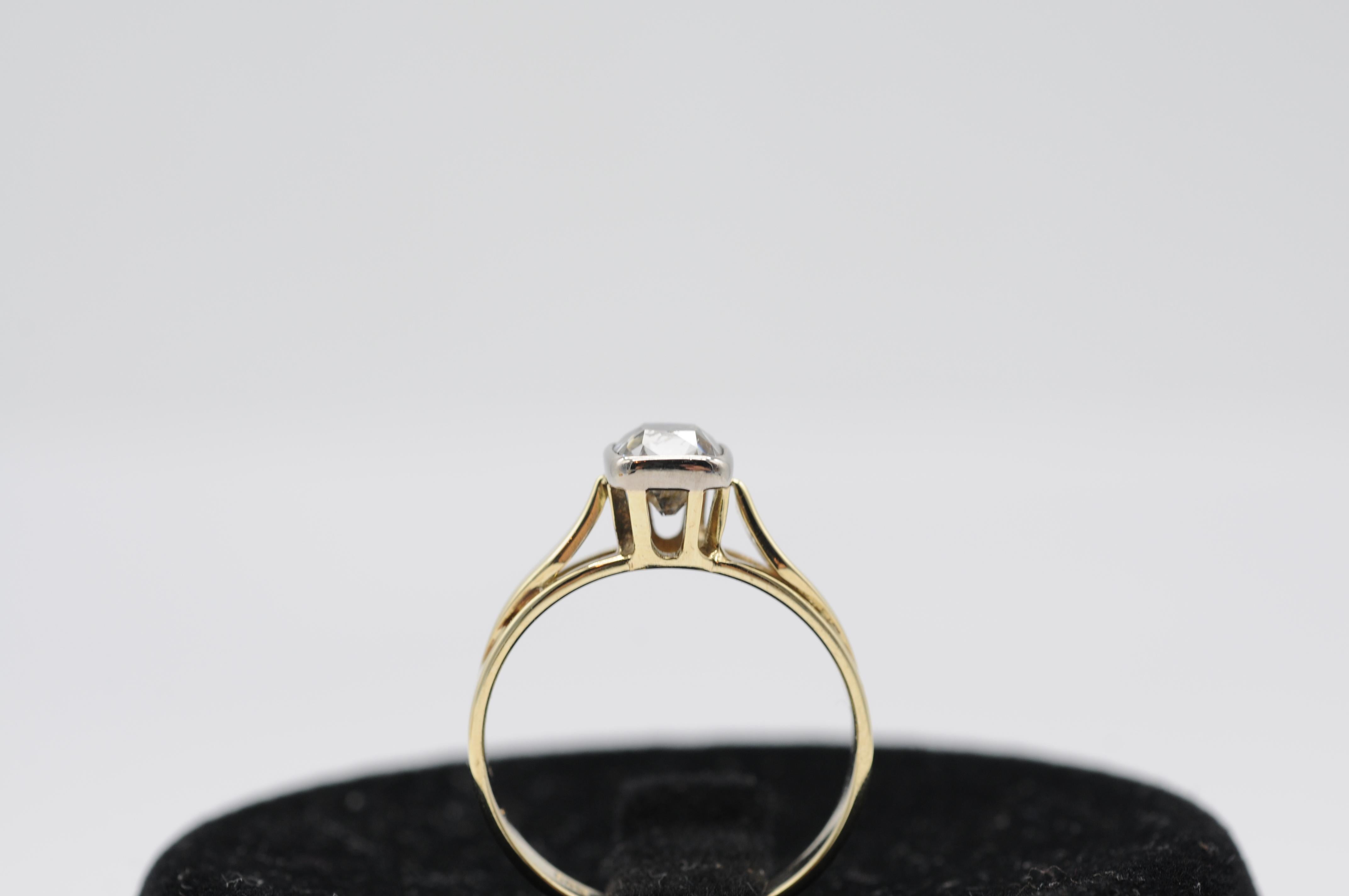 Women's or Men's Noble old yellow gold ring with an old european cut diamond of German origin For Sale