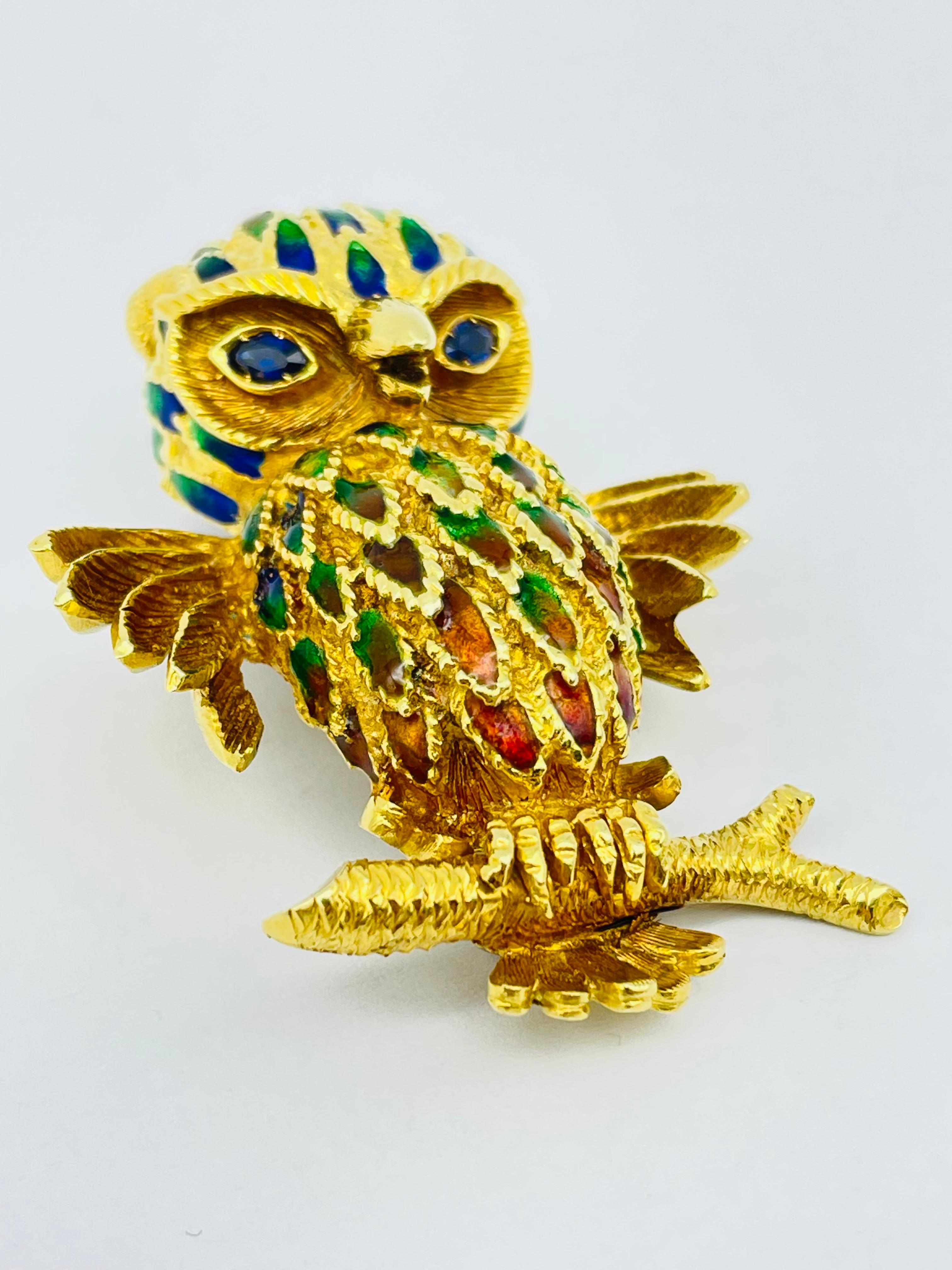 Taille baguette Broche hibou noble en or jaune 18 carats en vente