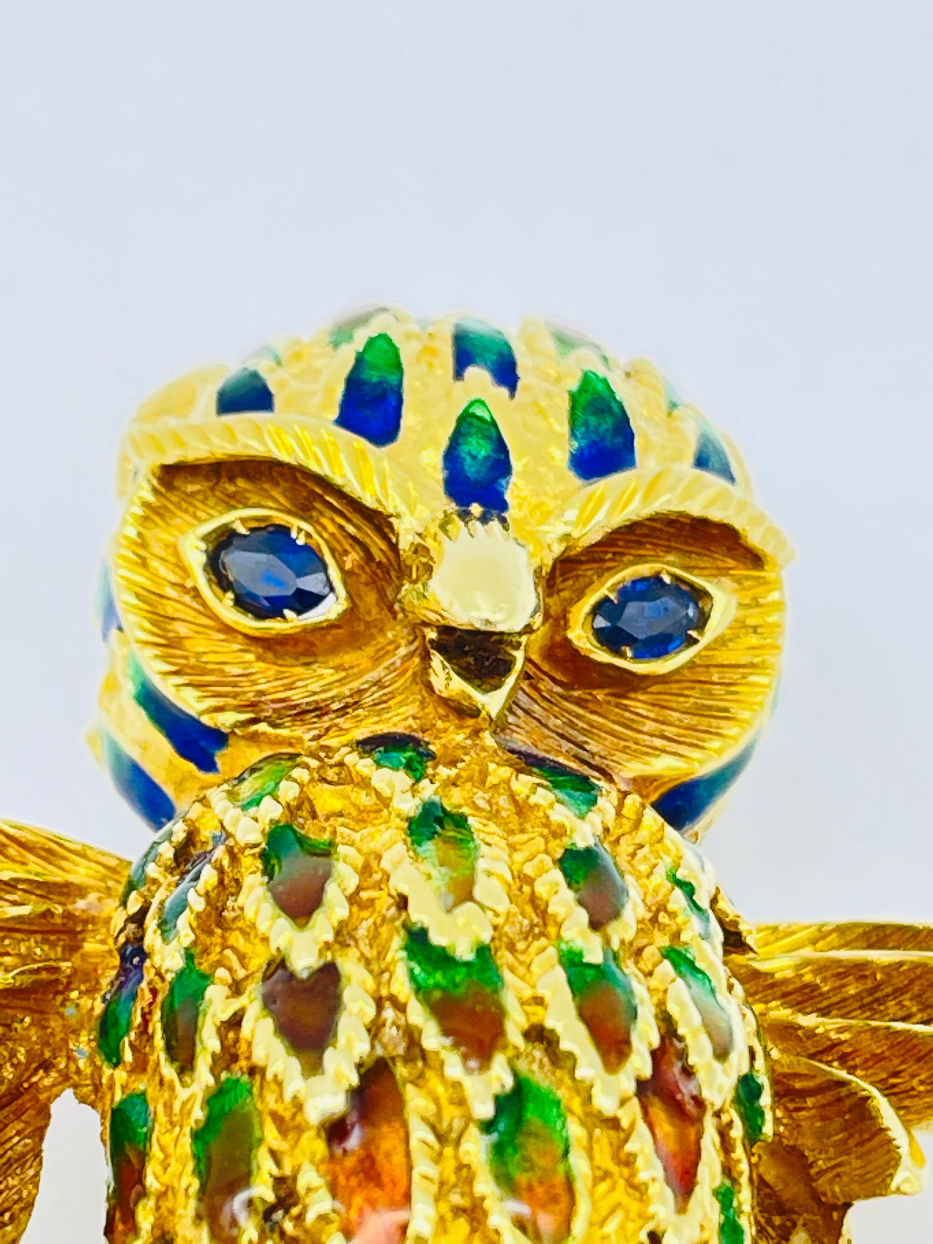 Modern Noble Owl Brooch, 18k Yellow Gold For Sale