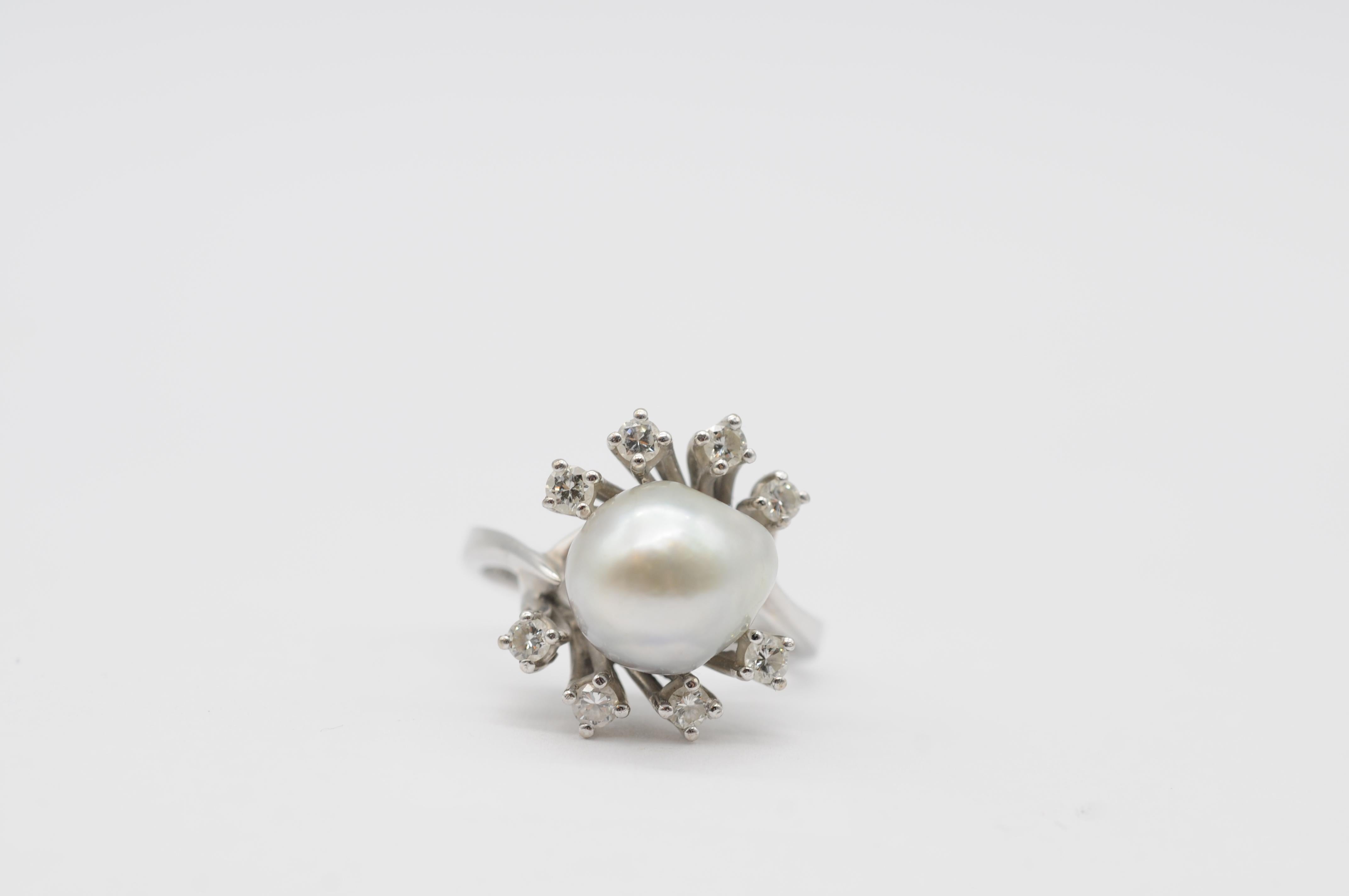 Brilliant Cut noble pearl and diamond ring in 14k white gold For Sale