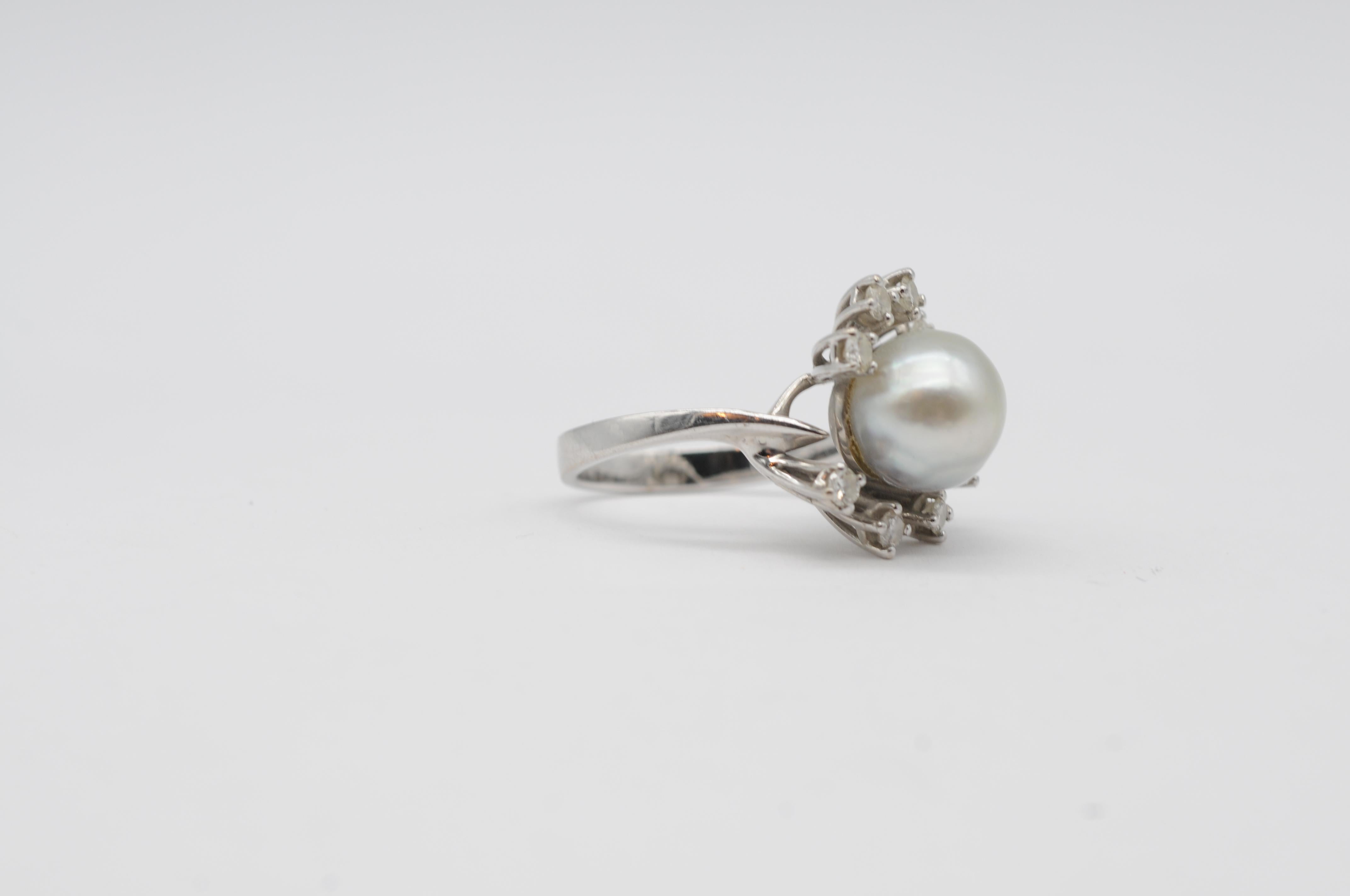 Women's or Men's noble pearl and diamond ring in 14k white gold For Sale