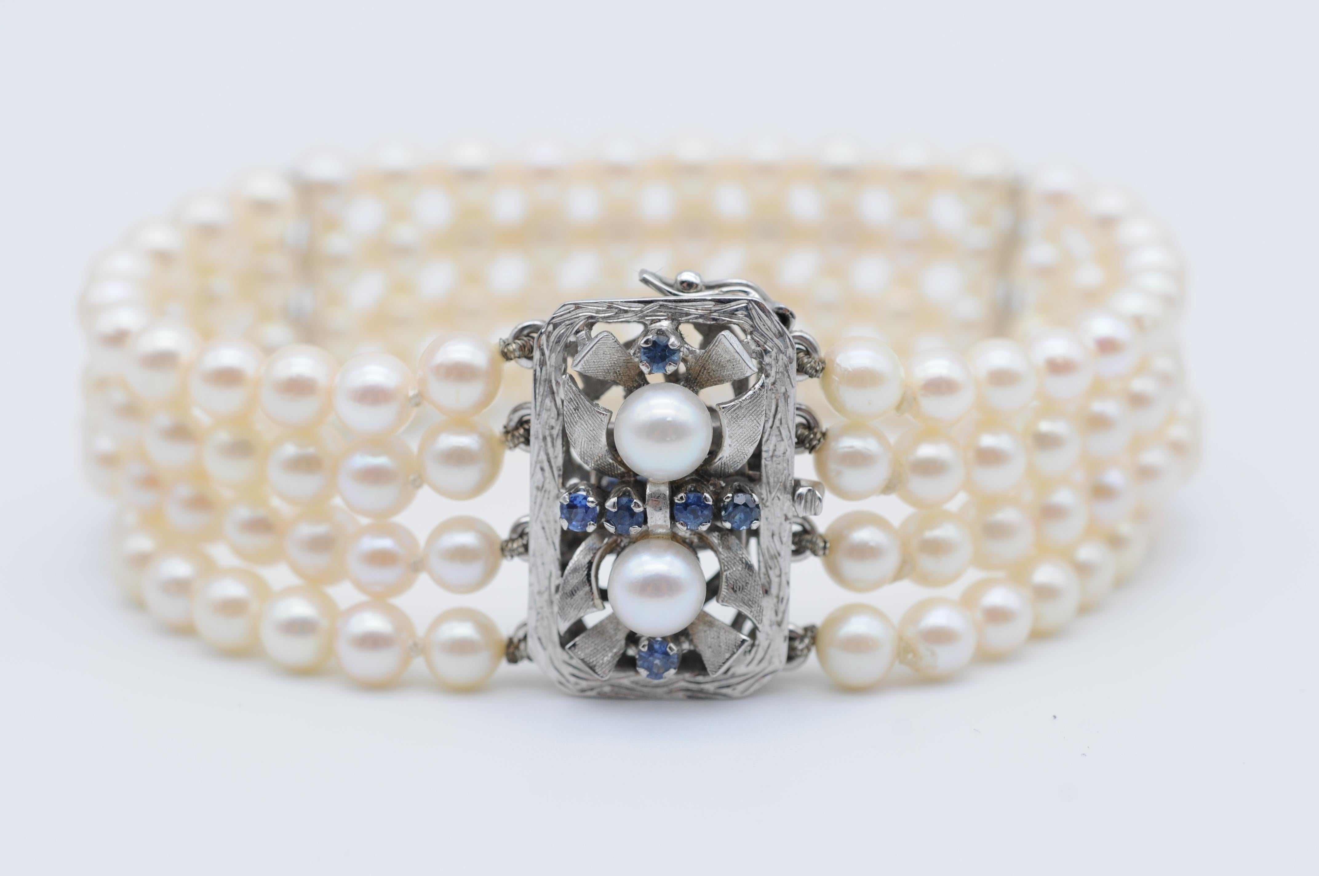 Laissez-vous séduire par l'élégance intemporelle de ce magnifique bracelet de perles, confectionné à partir de perles lustrées disposées en une forme symétrique à quatre rangs. Les perles blanches étincelantes ont été soigneusement sélectionnées et