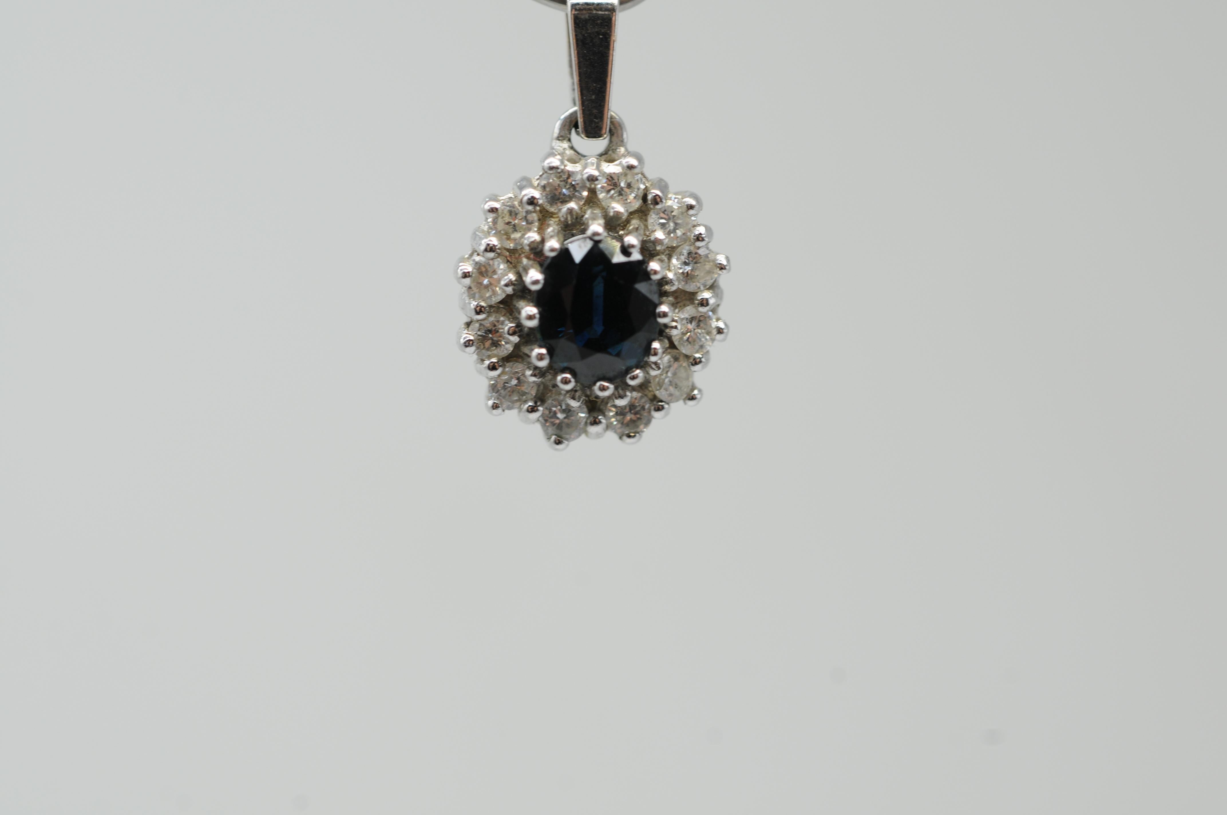Noble Pendant with diamonds and sapphire in 14k whitegold In Good Condition For Sale In Berlin, BE