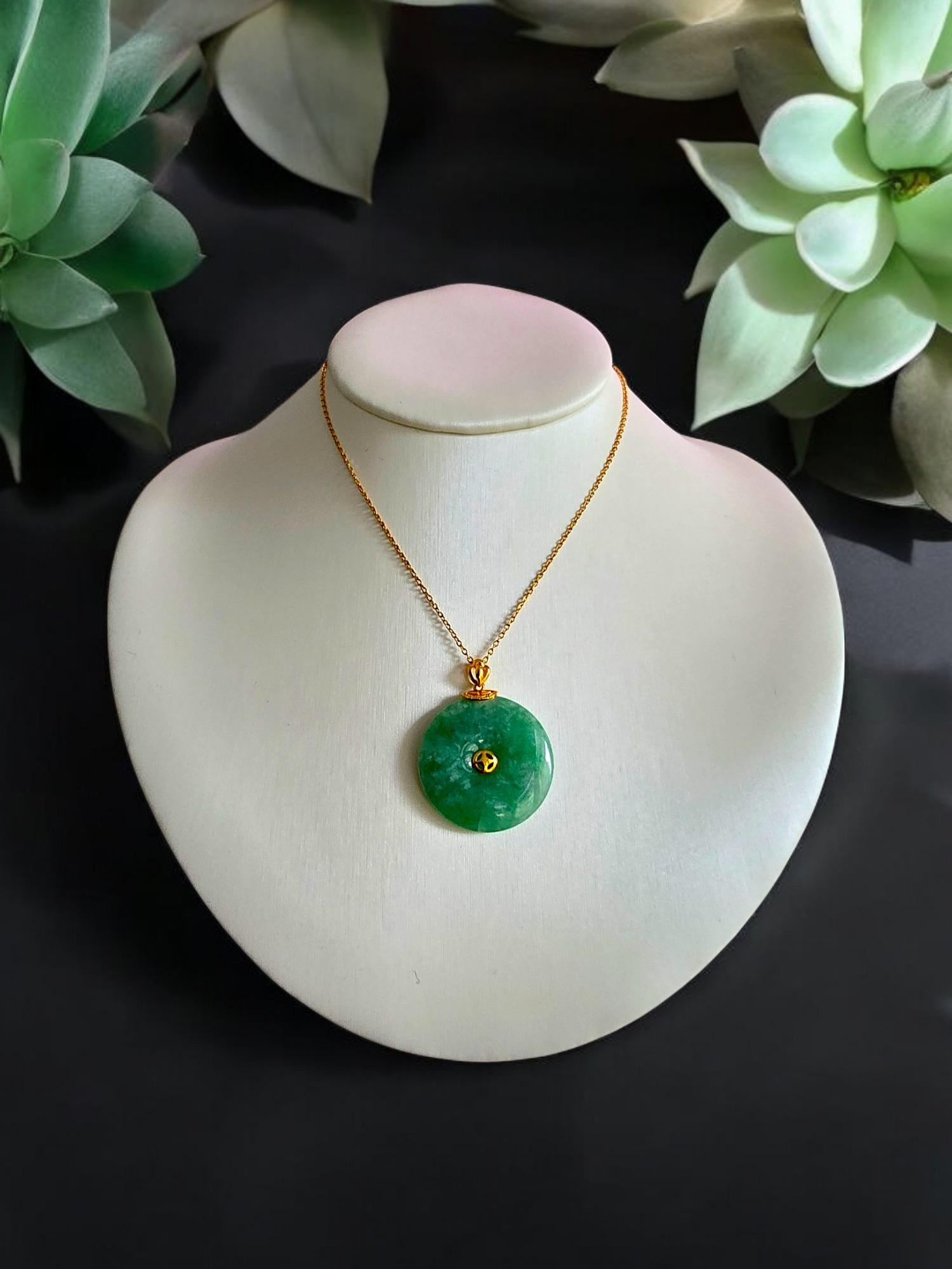 Ciondolo di giada verde birmana a ciambella nobile da 28 mm (con oro giallo massiccio 18 carati) 

Il ciondolo Noble Round Donut Burmese A-Jadeite è un design decisamente FYORO, che simboleggia gli storici regni d'Oriente.

Limitato a 88 pezzi, per