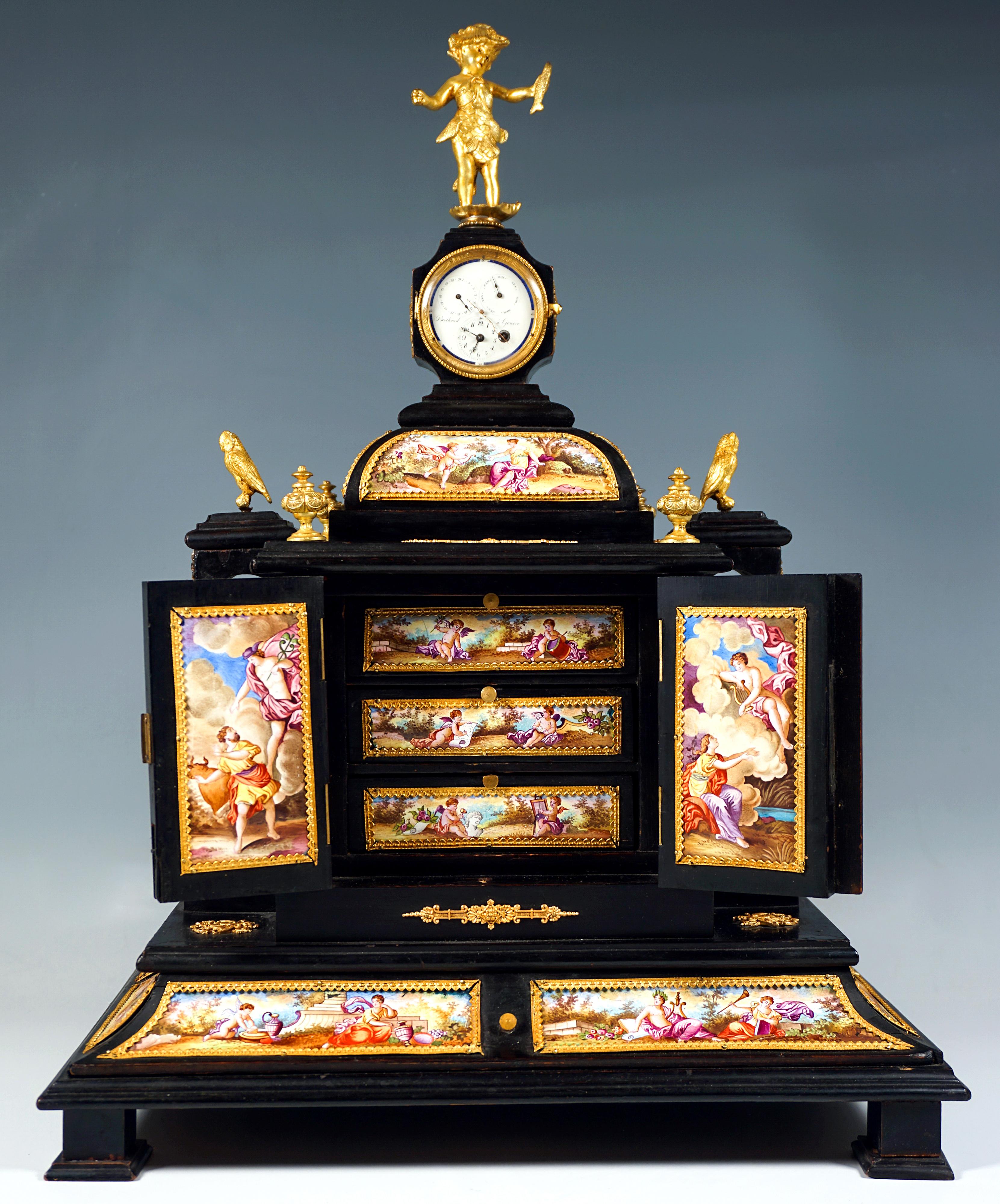 Scrigno decorato in modo elaborato di origine nobile in ottime condizioni:
Corpo in legno tinto di nero a forma di teca con struttura a gradini su base rettangolare, poggiante su quattro piedi quadrati in legno, base incassata con cassetto integrato