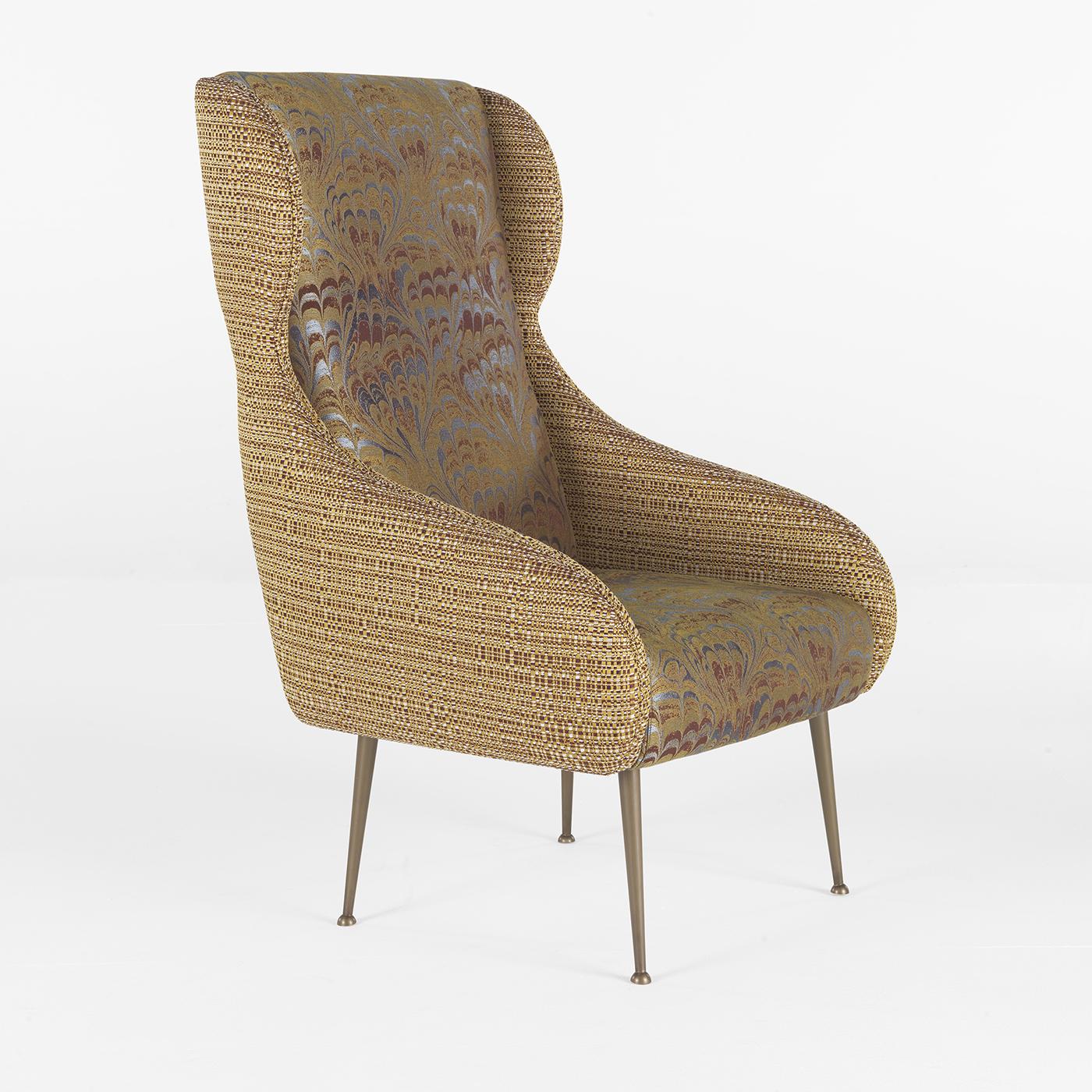 A tall back, enveloping armrests, and a charming midcentury allure are the features of this superb armchair, whose standout element is its stunning upholstery, combining a marbled-like fabric for the seat and internal back, and a textured solid