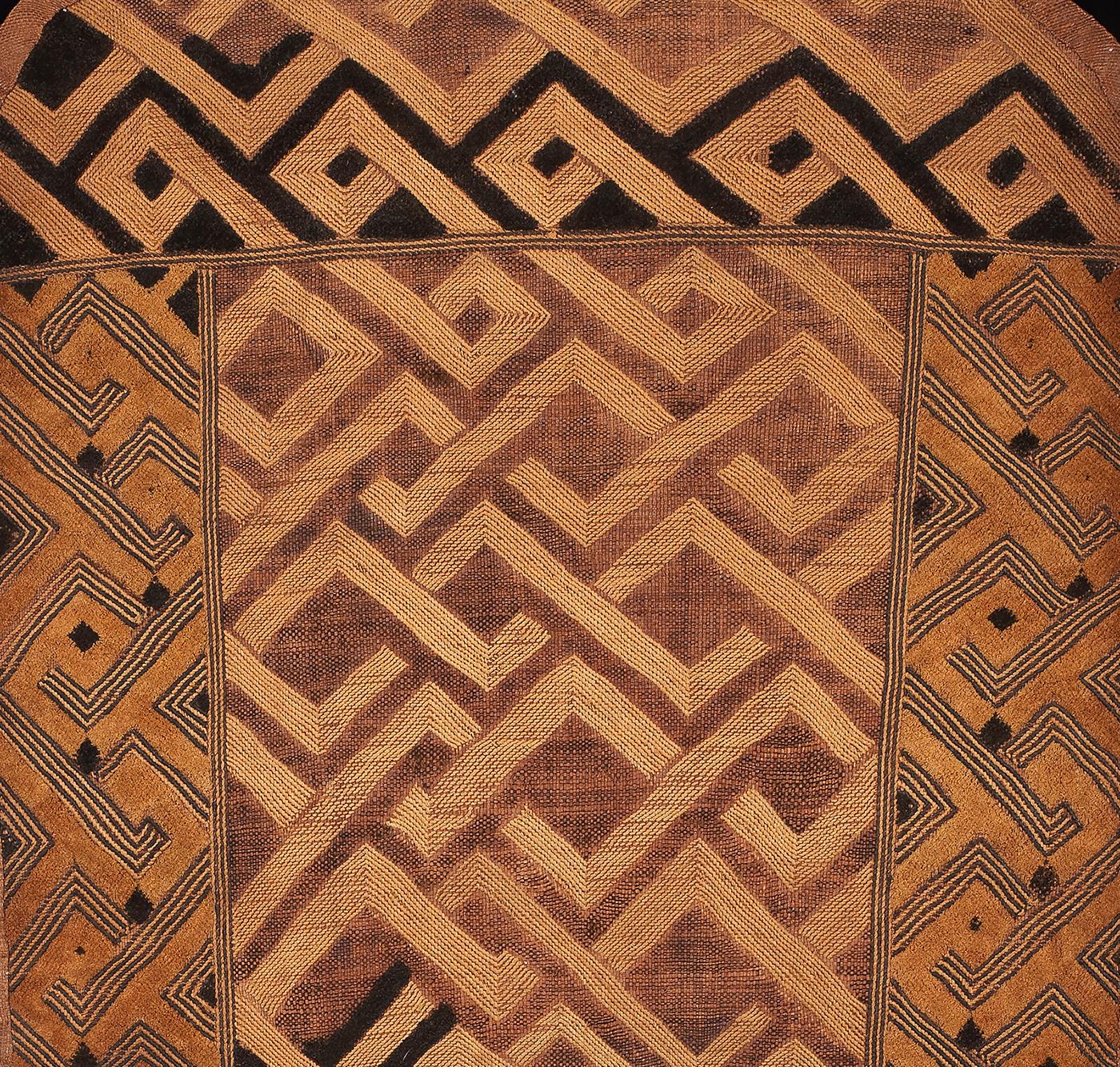 Gonna da cerimonia per nobildonna
Popolo Shoowa, DR Congo
Prima metà del XX secolo
Ricamo in rafia, fibra di palma, Stitch by Stitch e vello tagliato
49 x 23 ins.  (124.5 x 58.5 cm)

Il vello eroso e tinto di nero è un segno dell'età di questo