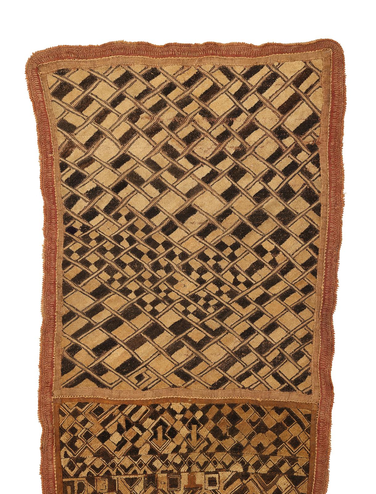 Gonna da cerimonia per nobildonna
Popolo Shoowa, DR Congo
Metà del XX secolo
Ricamo in rafia, fibra di palma, Stitch by Stitch e vello tagliato
42.5  x 2 ins.  (108 x 51 cm)
Una sopragonna insolita in quanto è composta da due pannelli di Shoowa con