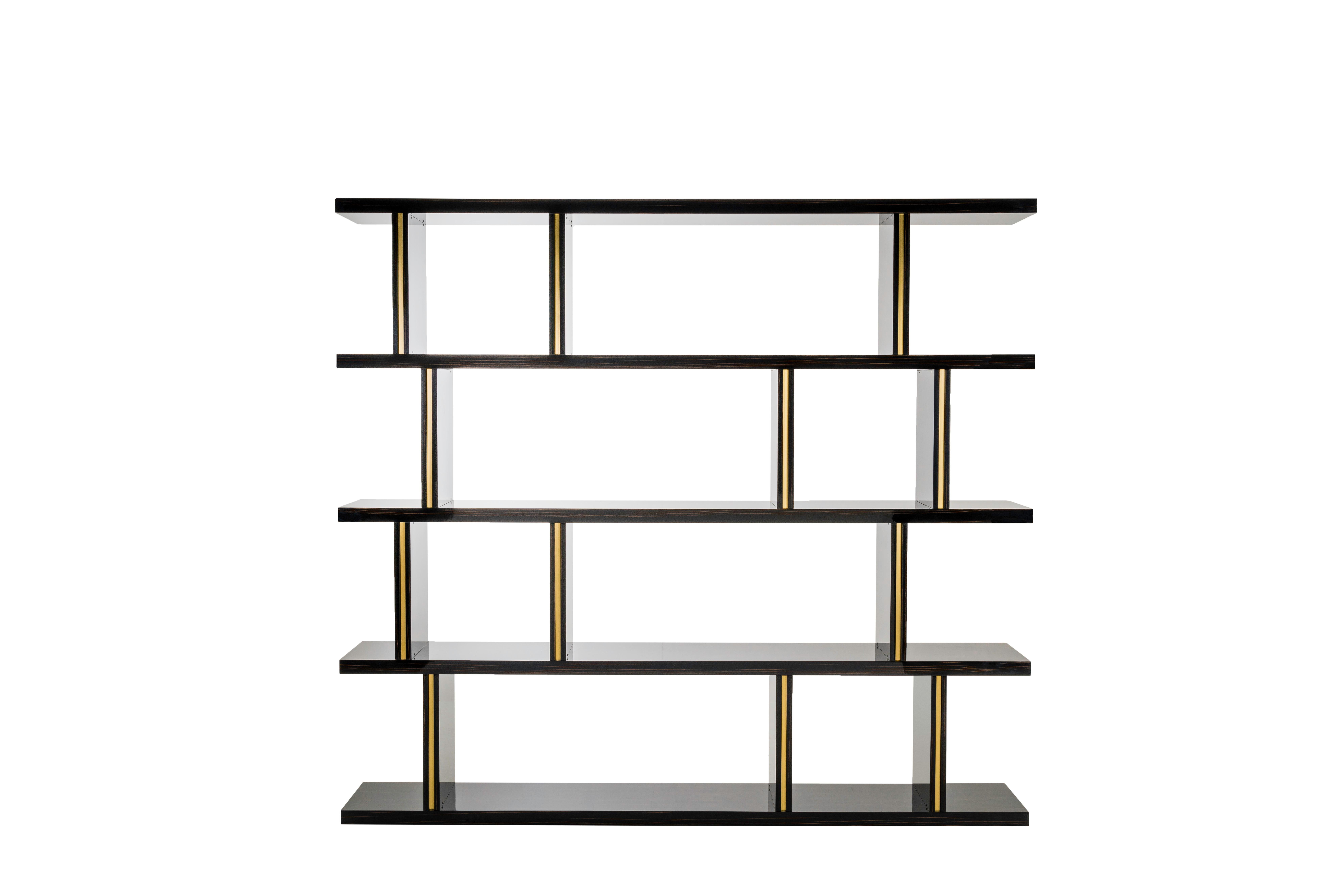 La bibliothèque polyvalente Nobre peut être utilisée au mur ou comme séparateur de pièces. Fabriqué en bois massif avec des détails métalliques en acier inoxydable ou en laiton antique. Nobre est disponible dans n'importe quelle couleur de laque ou