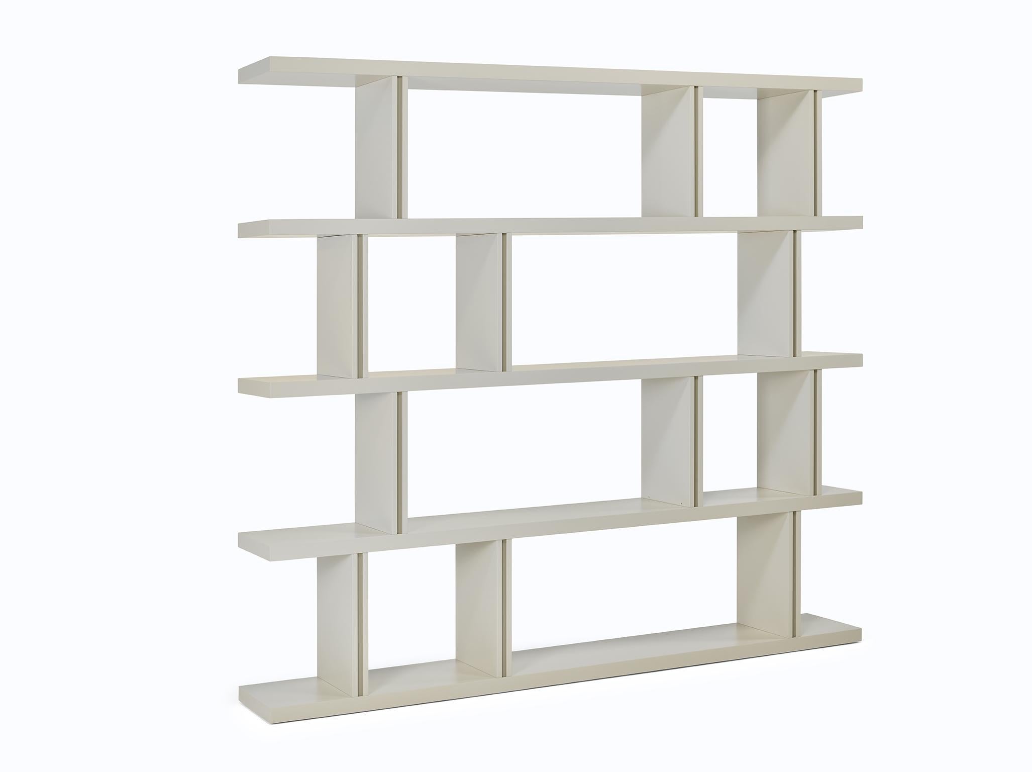 La bibliothèque polyvalente Nobre peut être utilisée au mur ou comme séparateur de pièces. Fabriqué en bois massif, Nobre est disponible dans n'importe quelle couleur de laque ou de bois plaqué.

Représenté laqué mat en couleur CM3 avec des détails