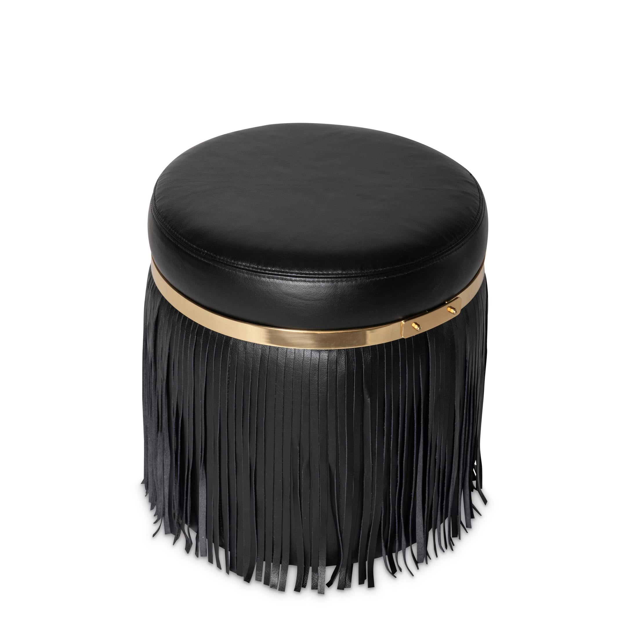 L'ottoman Nobu présente des accents en laiton, un revêtement en cuir de première qualité et une couche de franges en cuir pour une touche luxueuse.  
Le pouf Nobu fait partie de la Collection S pour Ngala Trading.  Cette ligne méticuleusement
