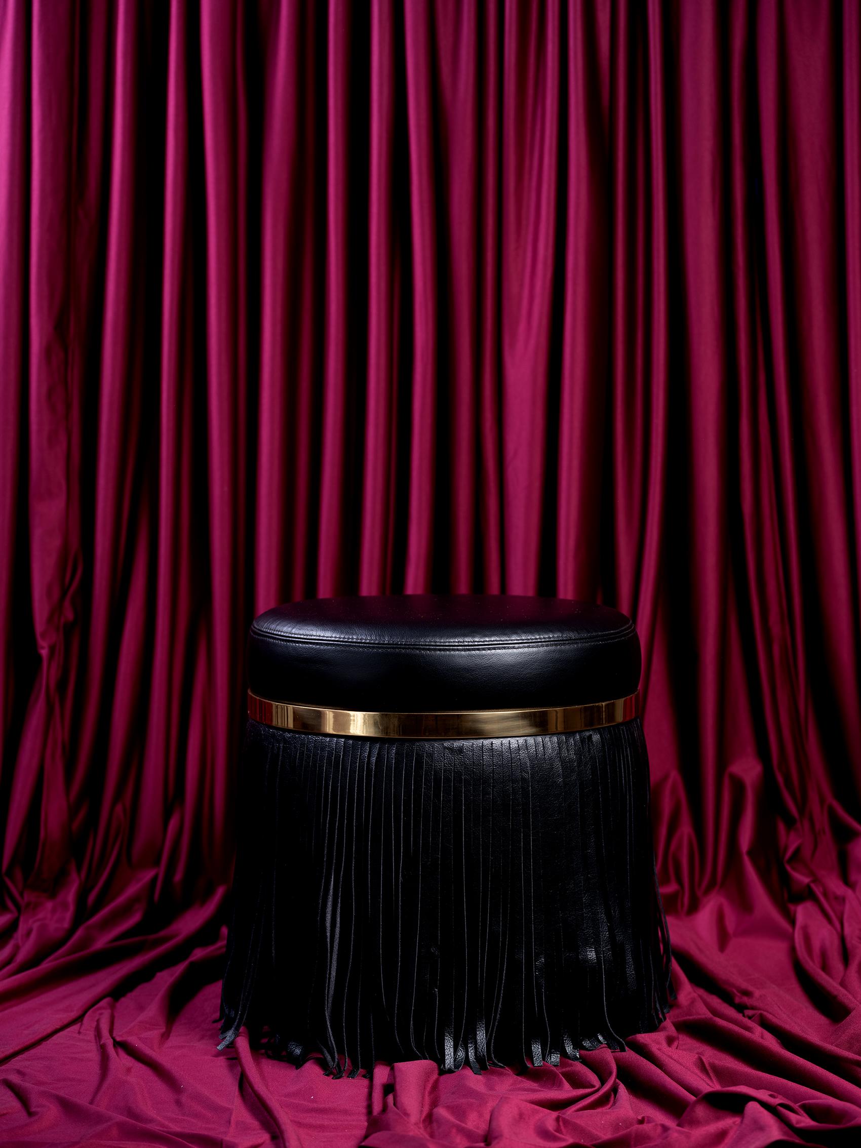 Cuir Pouf Nobu en cuir noir en vente