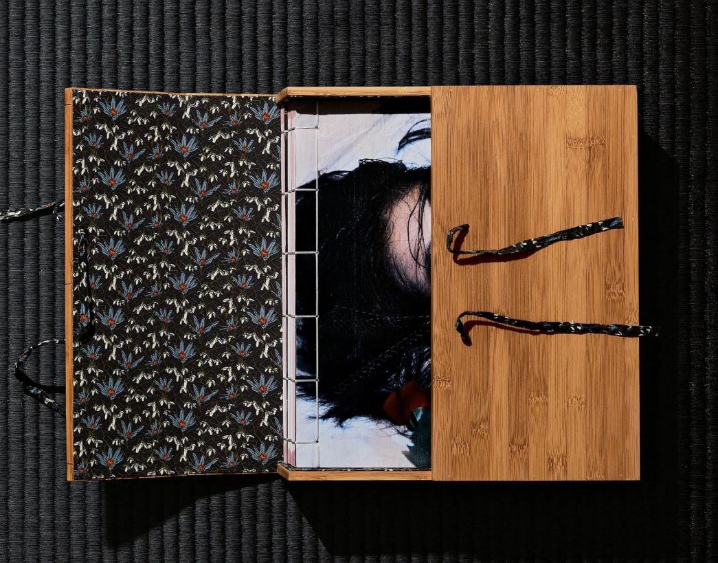 Dieses Buch ist ein versiegeltes Exemplar einer AUSVERKAUFTEN Collector's Edition. Jedes Buch ist nummeriert und von Nobuyoshi Araki signiert. 
Diese besondere Ausgabe ist die Nummer 312 von 845 Exemplaren,

Es besteht aus drei Bänden, verführerisch