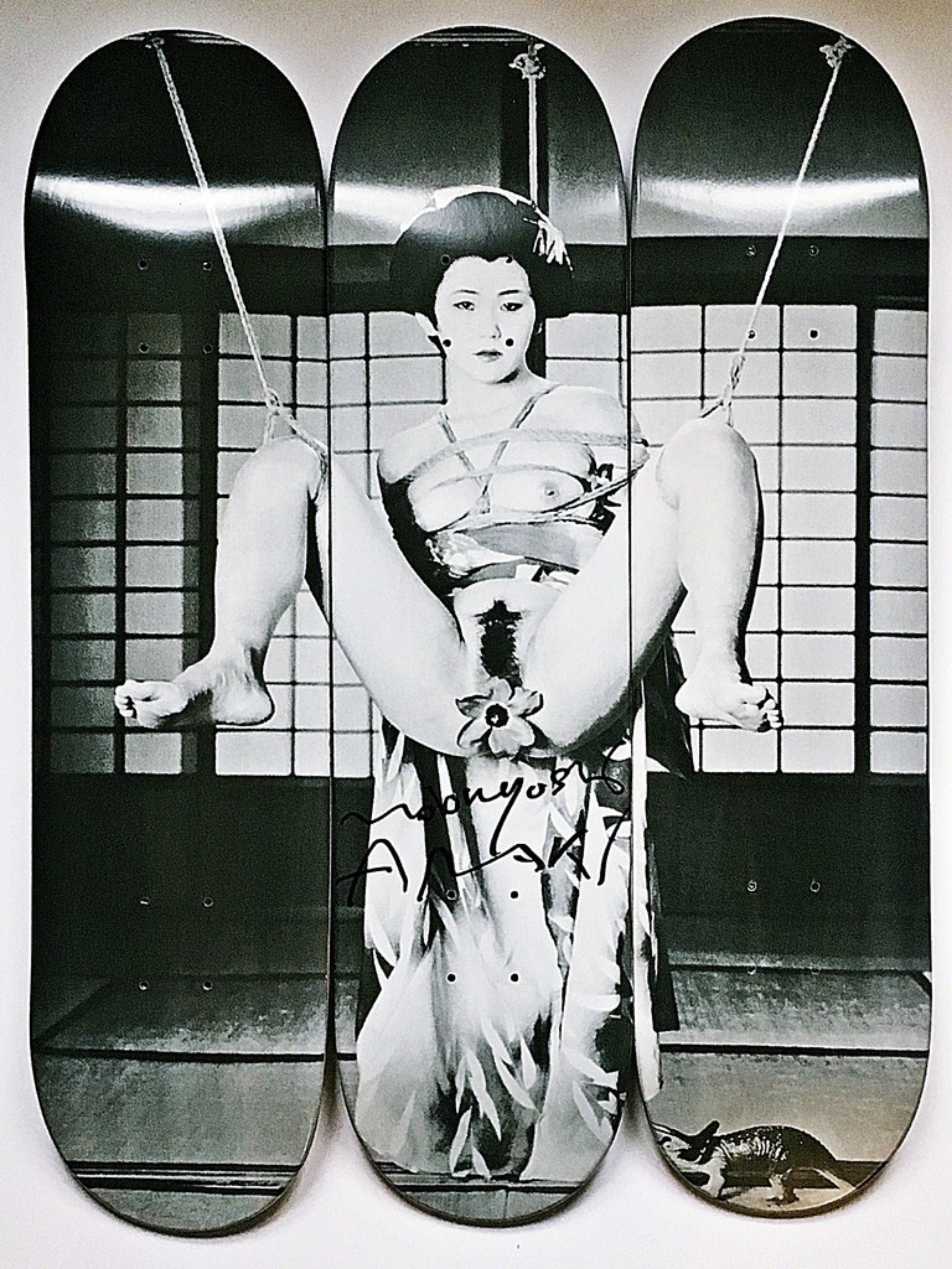 Note : Les mesures ci-dessus sont pour chacun des trois skateboards de cette liste.
Nobuyoshi Araki
Geisha Skateboard Triptyque (signé à la main), 2014
Ensemble de (3) planches à roulettes en sérigraphie sur un plateau en bois d
érable canadien de 7