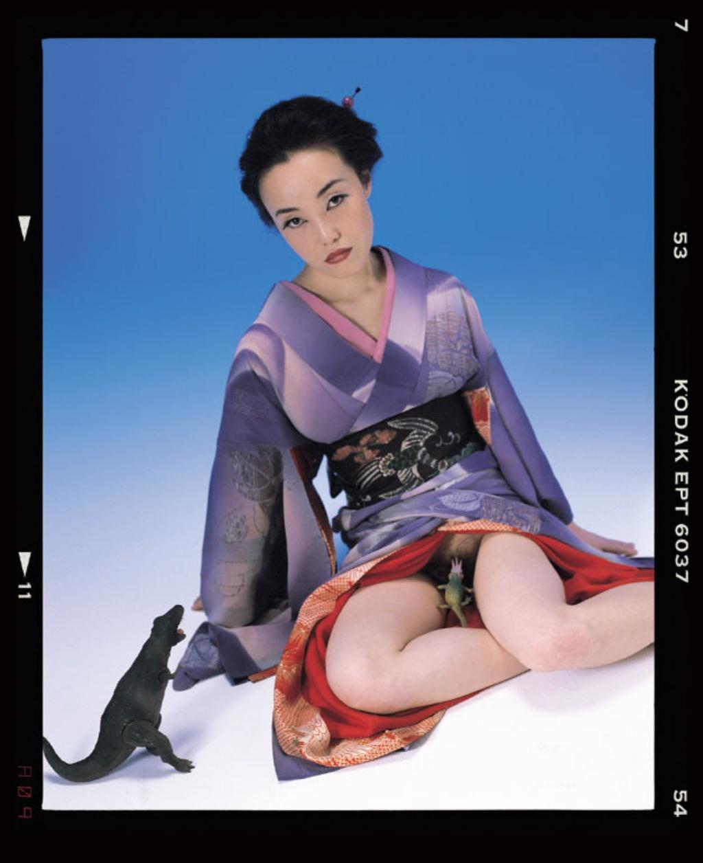 Nobuyoshi ARAKI (*1940, Giappone)
67 Tiro indietro #GDN232, 2007
RP Stampa diretta
60 x 50,8 cm (23 5/8 x 20 pollici)
Solo stampa

- Nobuyoshi Araki
Nobuyoshi Araki (Tokyo, 1940) è un fotografo di Tokyo. Araki ha completato i suoi studi presso il