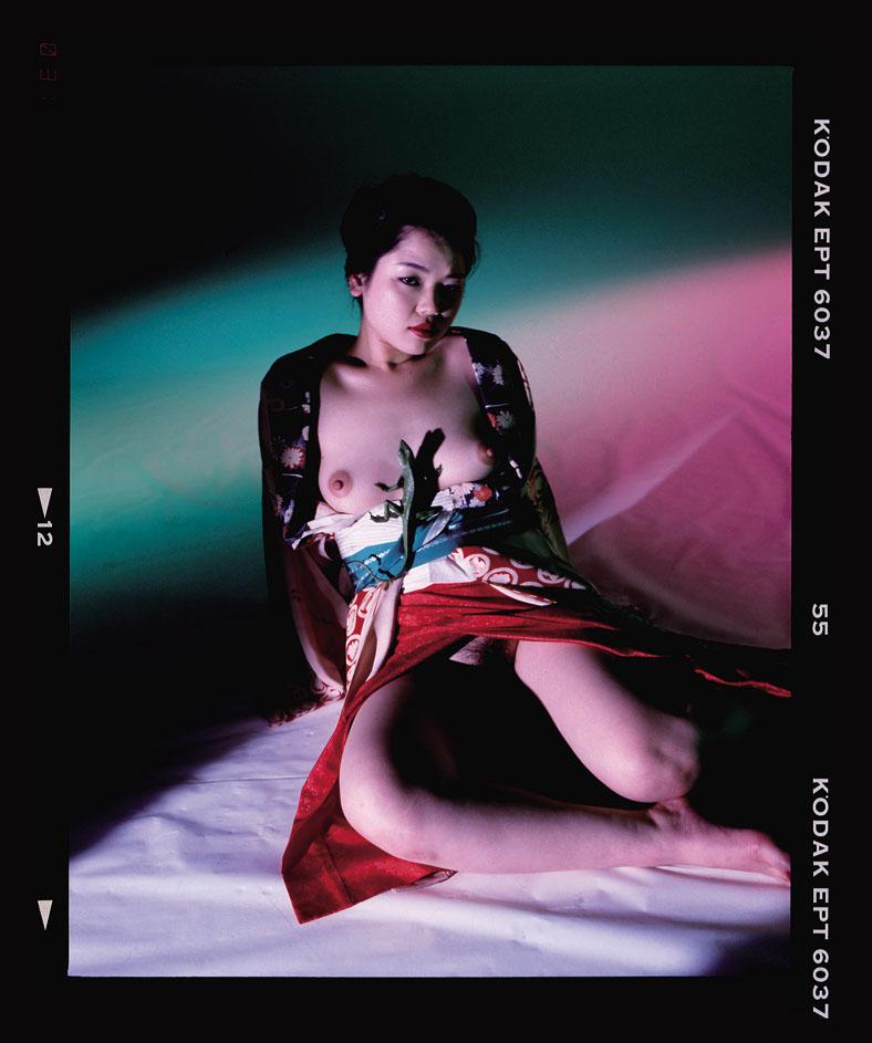 Nobuyoshi ARAKI (*1940, Japon)
67 Shooting Back #v, 2007
RP Impression directe
60 x 50,8 cm (23 5/8 x 20 in.)
Imprimer seulement

- Nobuyoshi Araki
Nobuyoshi Araki (Tokyo, 1940) est un photographe basé à Tokyo. Araki a terminé ses études au