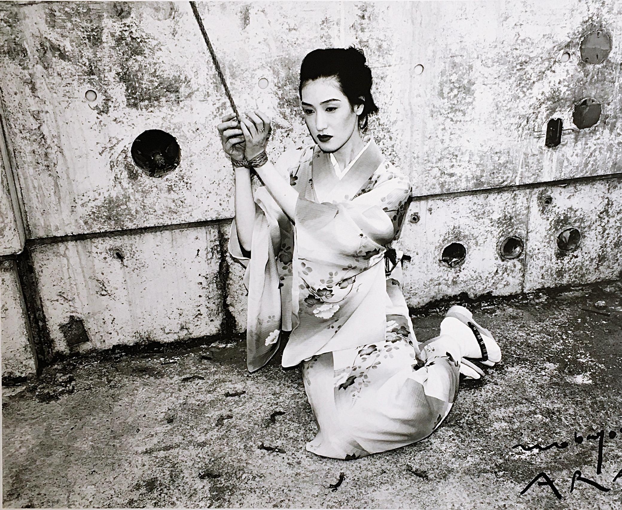 Privado Tokio, rara y deslumbrante litografía fotográfica de museo firmada 26/50 sobre desnudo a dos caras - Portrait Print Gris de Nobuyoshi Araki