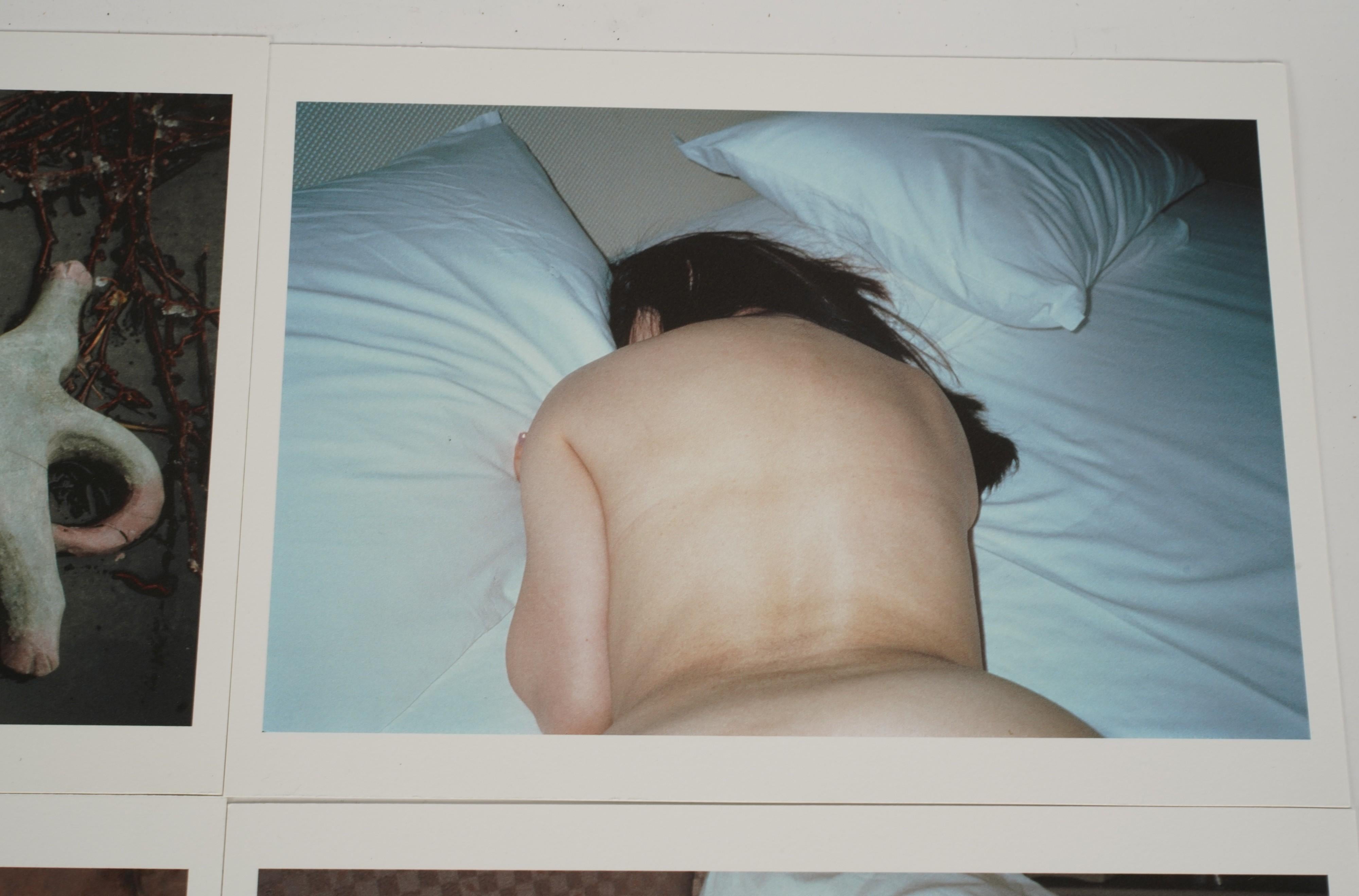 Eine sehr fesselnde und verführerische Zusammenstellung von fünfzehn Fotografien des berühmten und umstrittenen japanischen Fotografen und zeitgenössischen Künstlers Nobuyoshi Araki aus seinem sexuell hoch aufgeladenen Sexual Desire Portfolio I aus