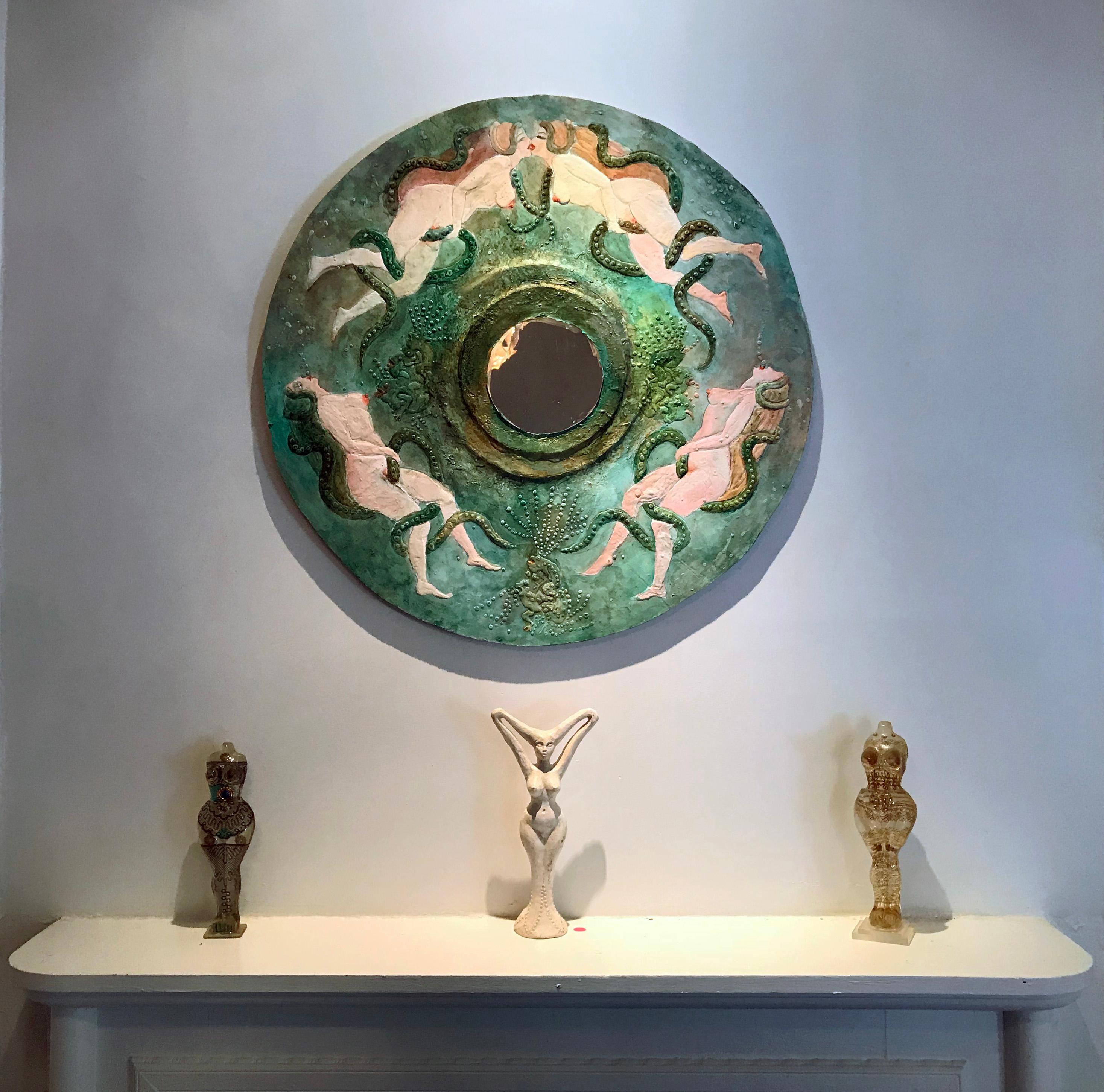 Blumen-Karyatid – Blaues weibliches Gemälde in Form einer Frau im Angebot 1