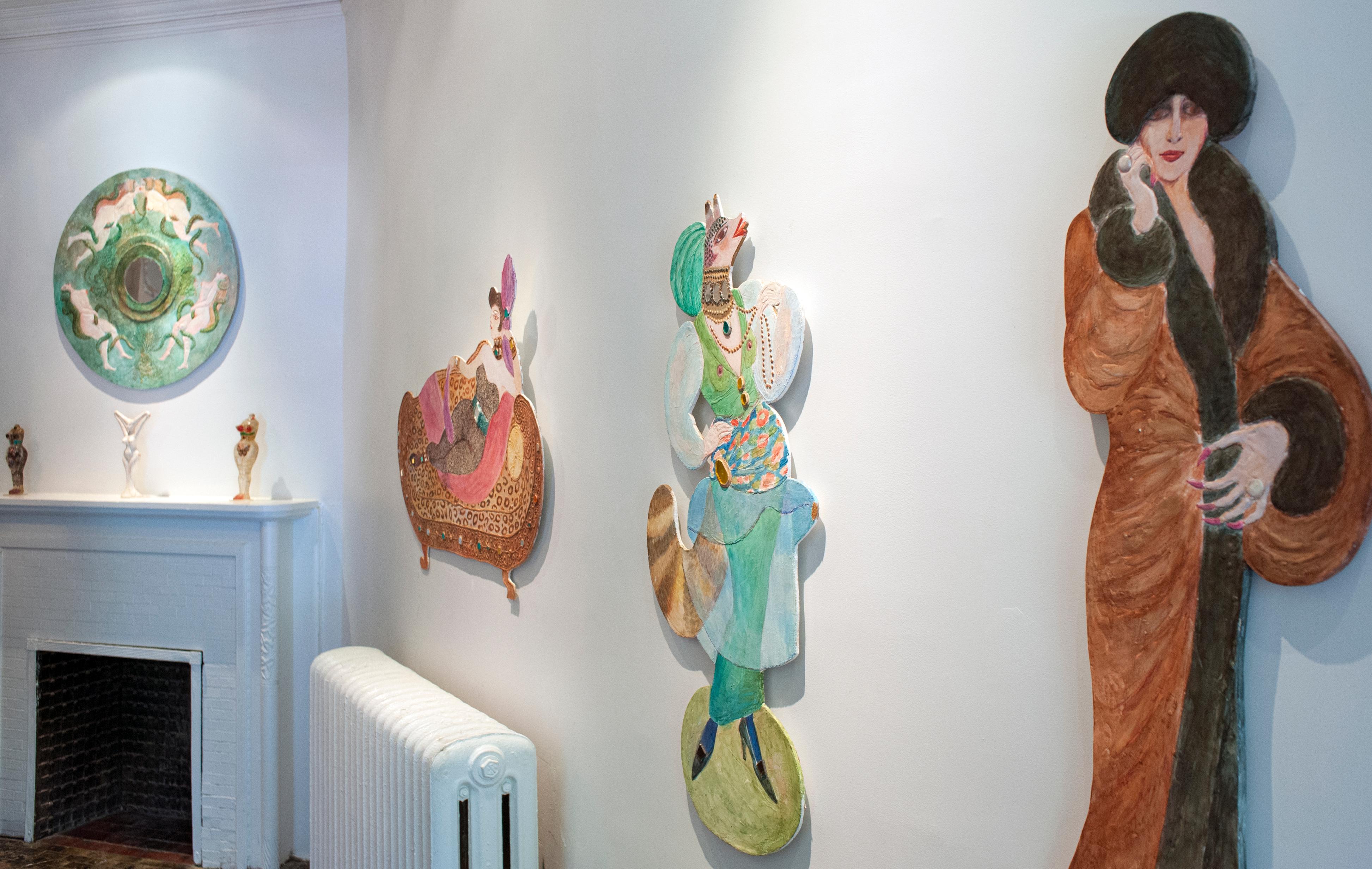 Blumen-Karyatid – Blaues weibliches Gemälde in Form einer Frau im Angebot 2