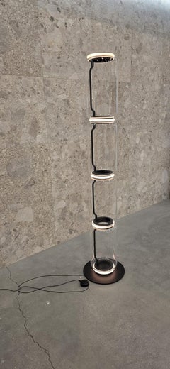 Lámpara de pie Noctambule, planta 4, cilindro alto y base pequeña, diseñada por Konstantin Grcic para Floss