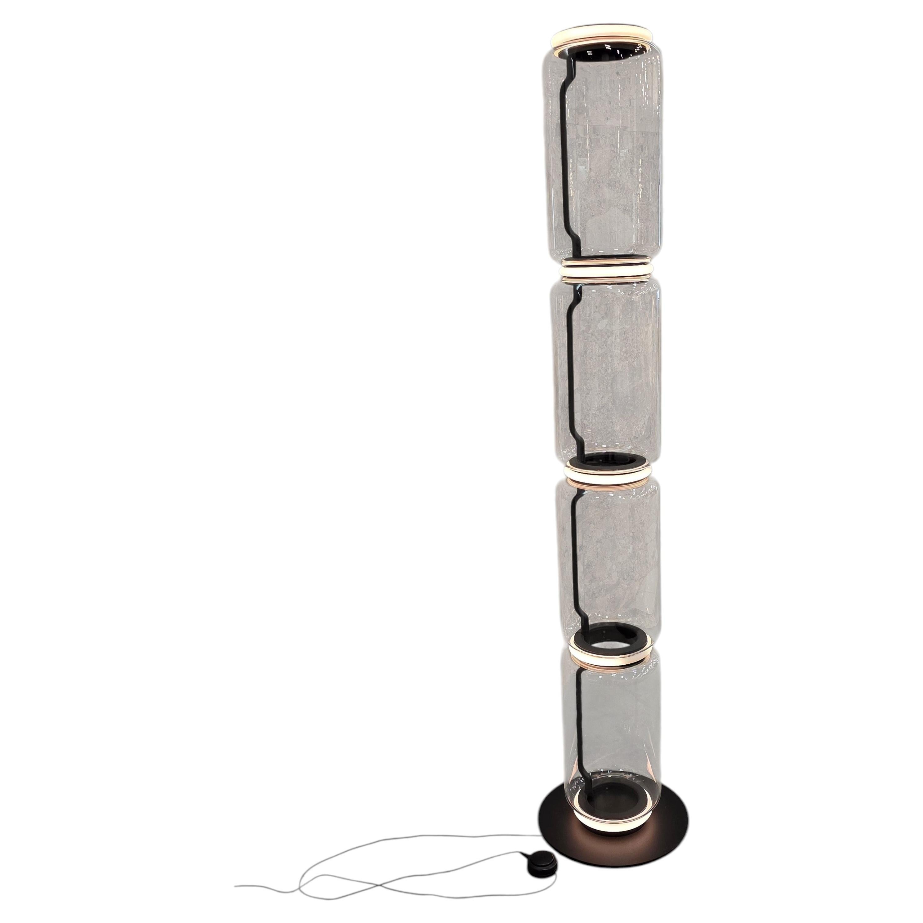 Noctambule, Etage 4, hohe Säule mit kleinem Sockel von Konstantin Grcic für Floss